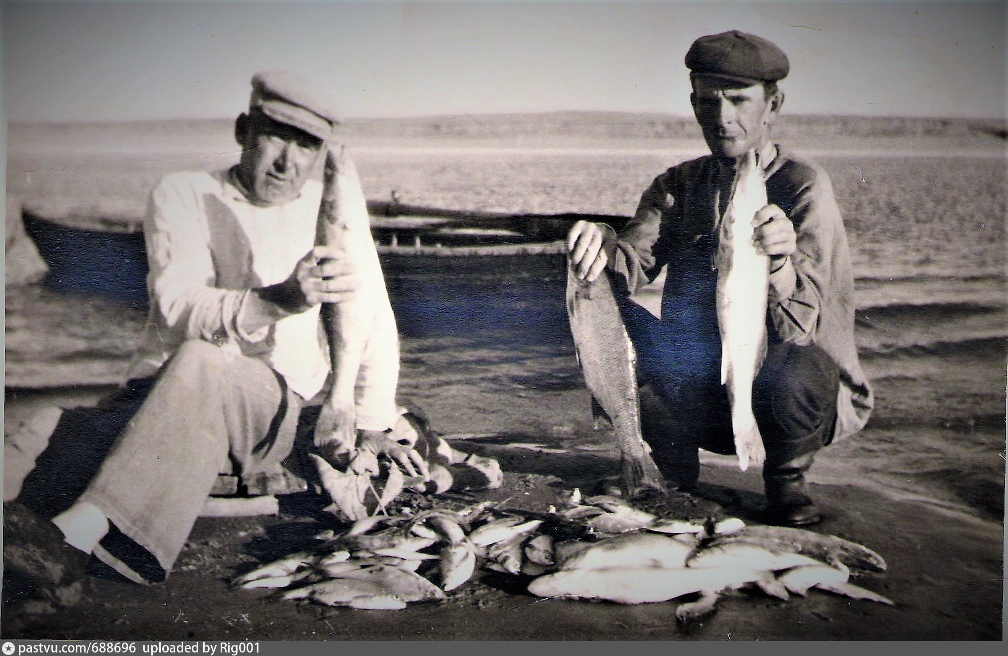 Улов на радость всем. Одессит с уловом. Рыбаки оценивают улов.1965 год.. Латышские рыбаки 1956 картина. Янич Осис ("латышские рыбаки", 1956).
