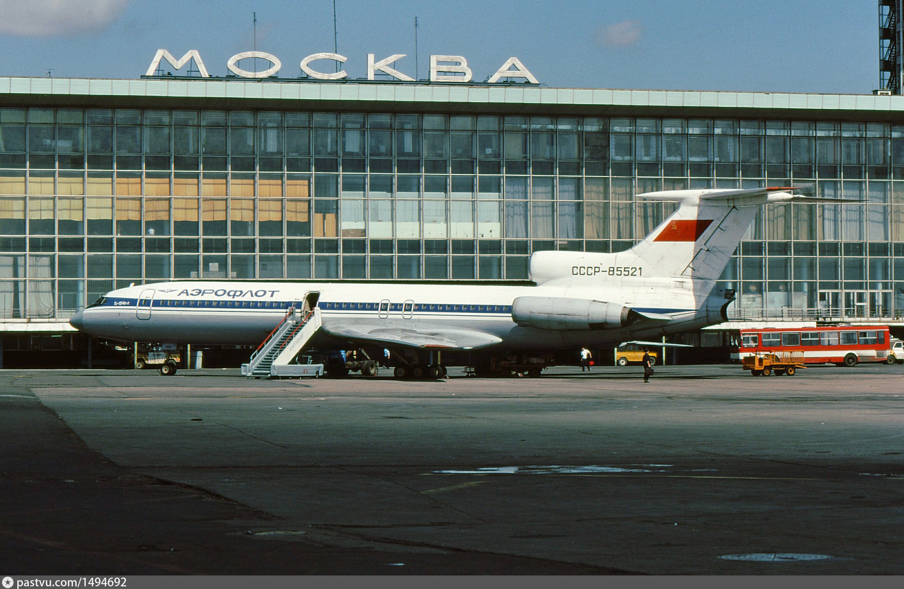 Аэропорт Домодедово 1980. Аэропорт Домодедово СССР. Аэропорт Домодедово 1990. Аэропорт Домодедово 1980 год.