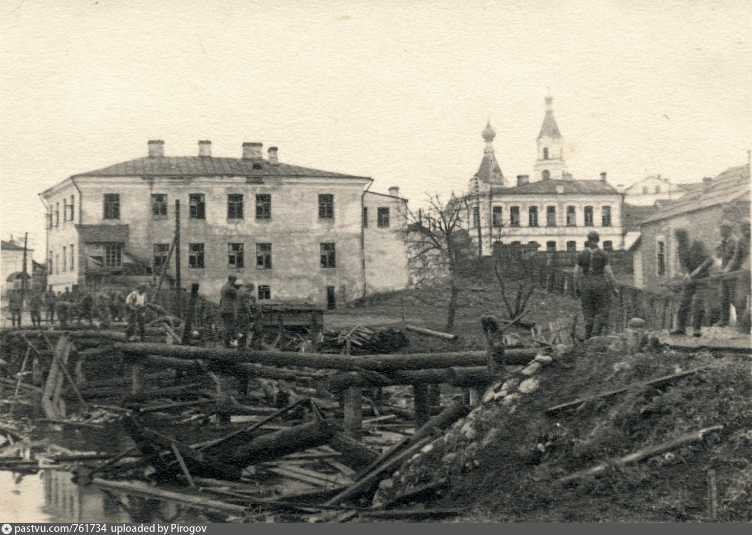 Оккупация пскова. Старый город Невель. Невель мосты. Разрушенный Псков Церковь 1941. Невель католический храм в Невеле.