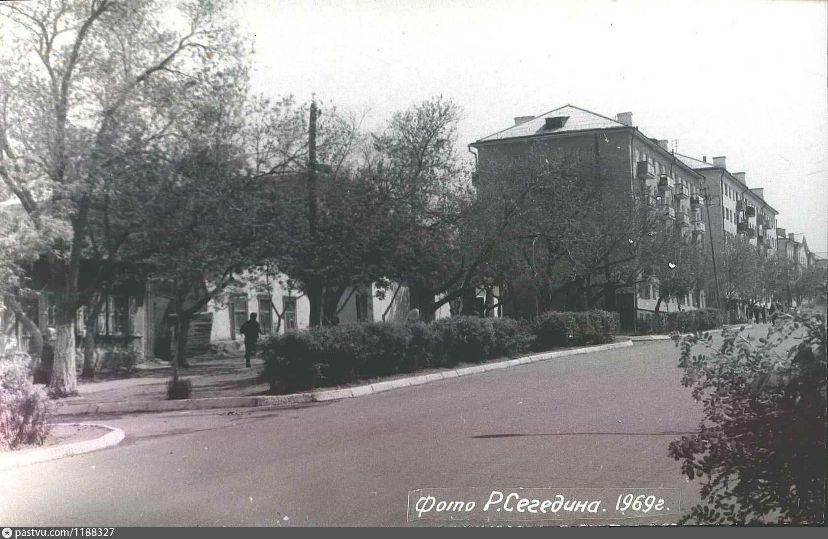 Улица ниже. Открытка 1960 Орджоникидзе улица Ленина. Улица курашискаская город Актюбинск. Ул Ленина чётная сторона Севастополь. Фото улицы Ломоносова 4 в Актюбинске.