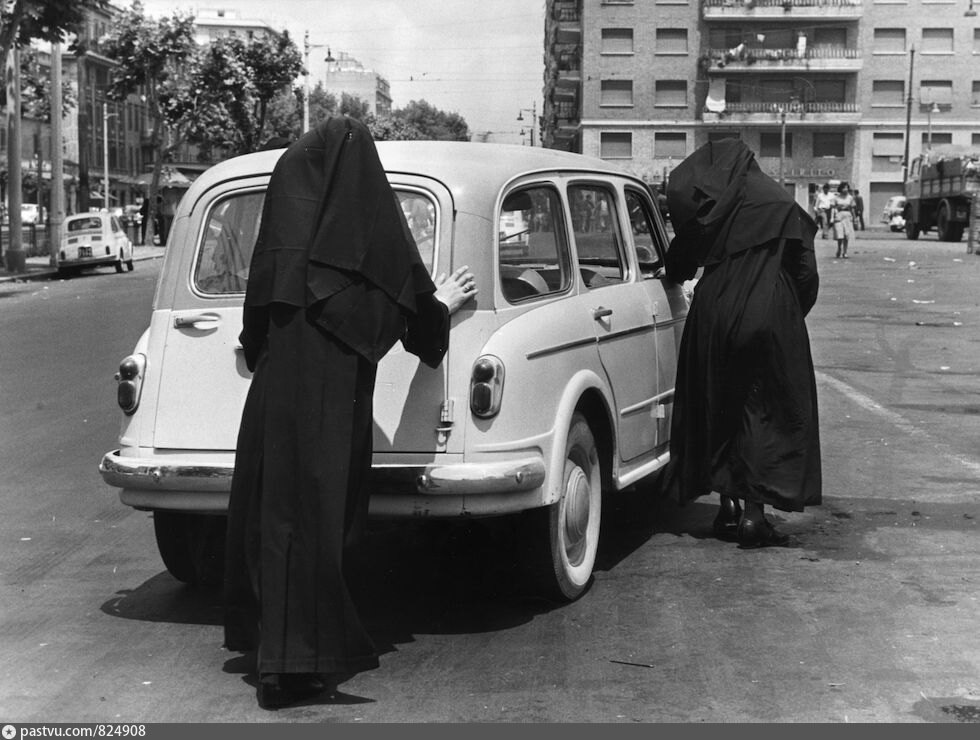 Vintage nun. Монашка Старая. Монашки на машине. Монашка пожилая. Монашки за рулем.