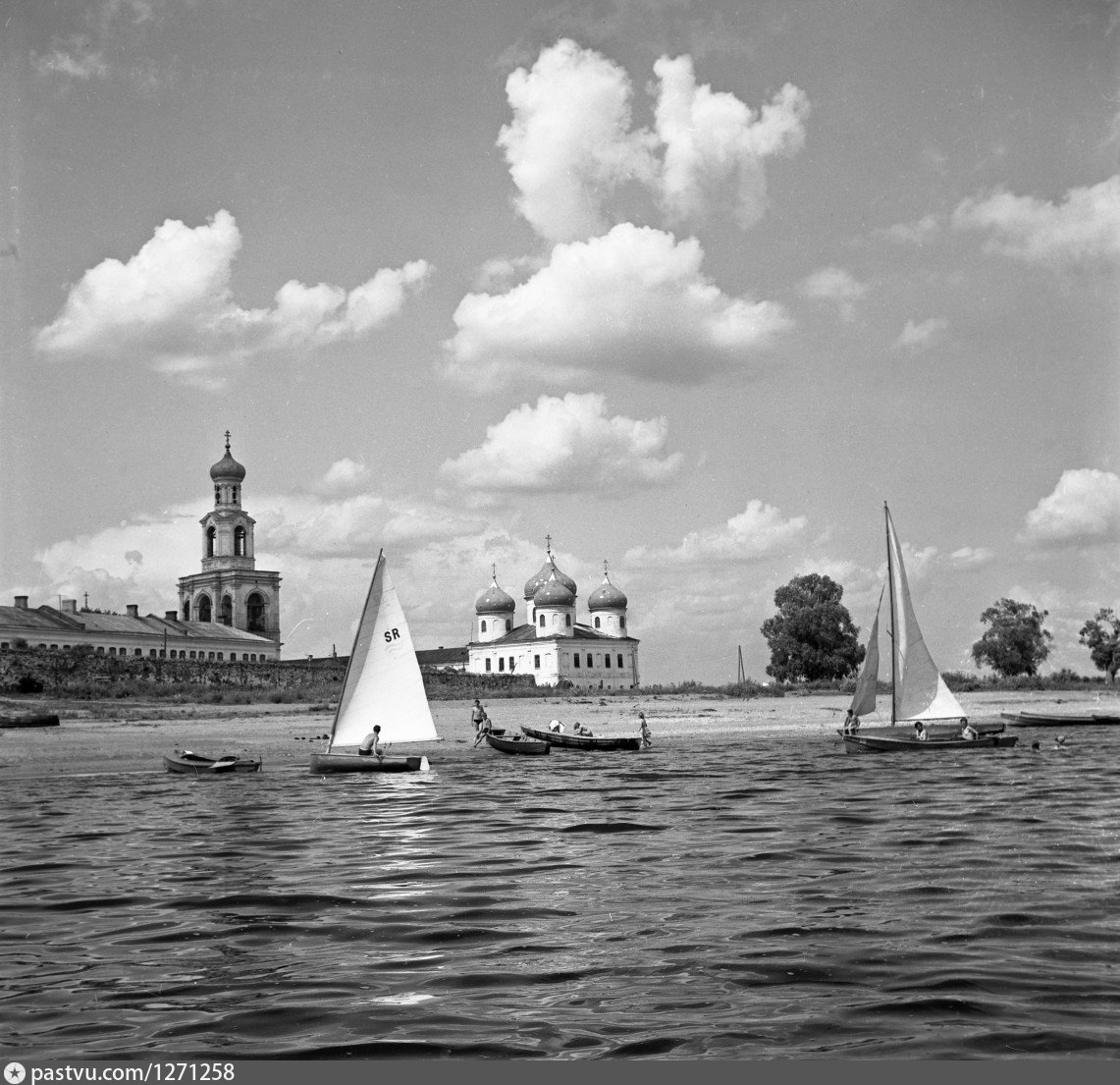 Великий ныне. Новгород на Волхове в ретро фотографиях. Паром Волхов. Ныне у Новгородского. Река Волхов картинки черно белая.