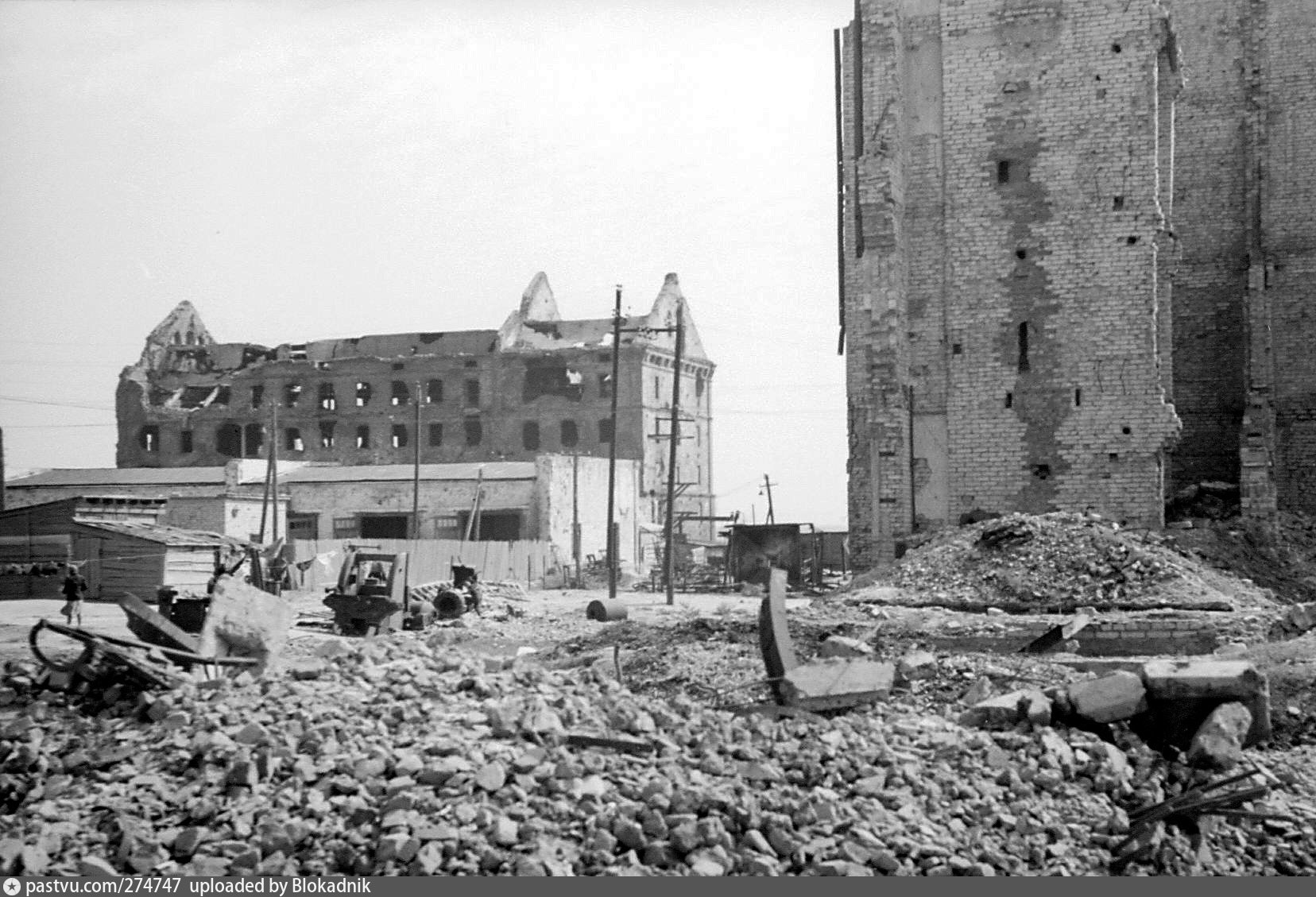 Что делать после войны. Сталинград после битвы 1943 год. Центр Сталинграда после битвы 1943.