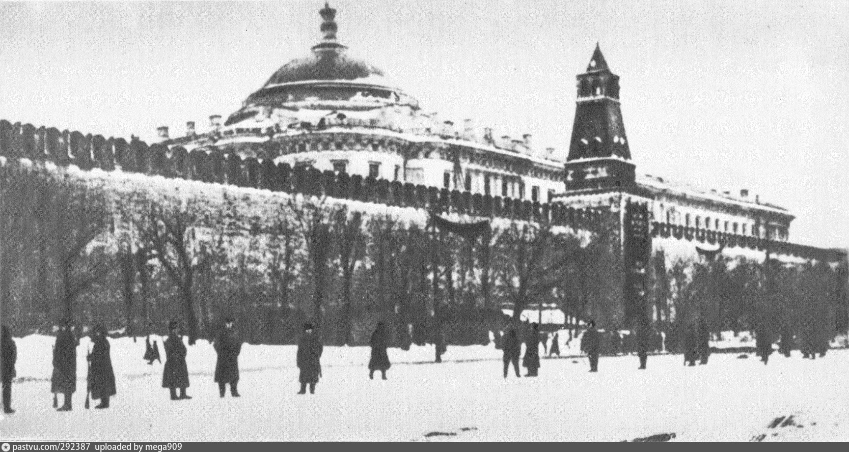 Замаскированный мавзолей Ленина 1941