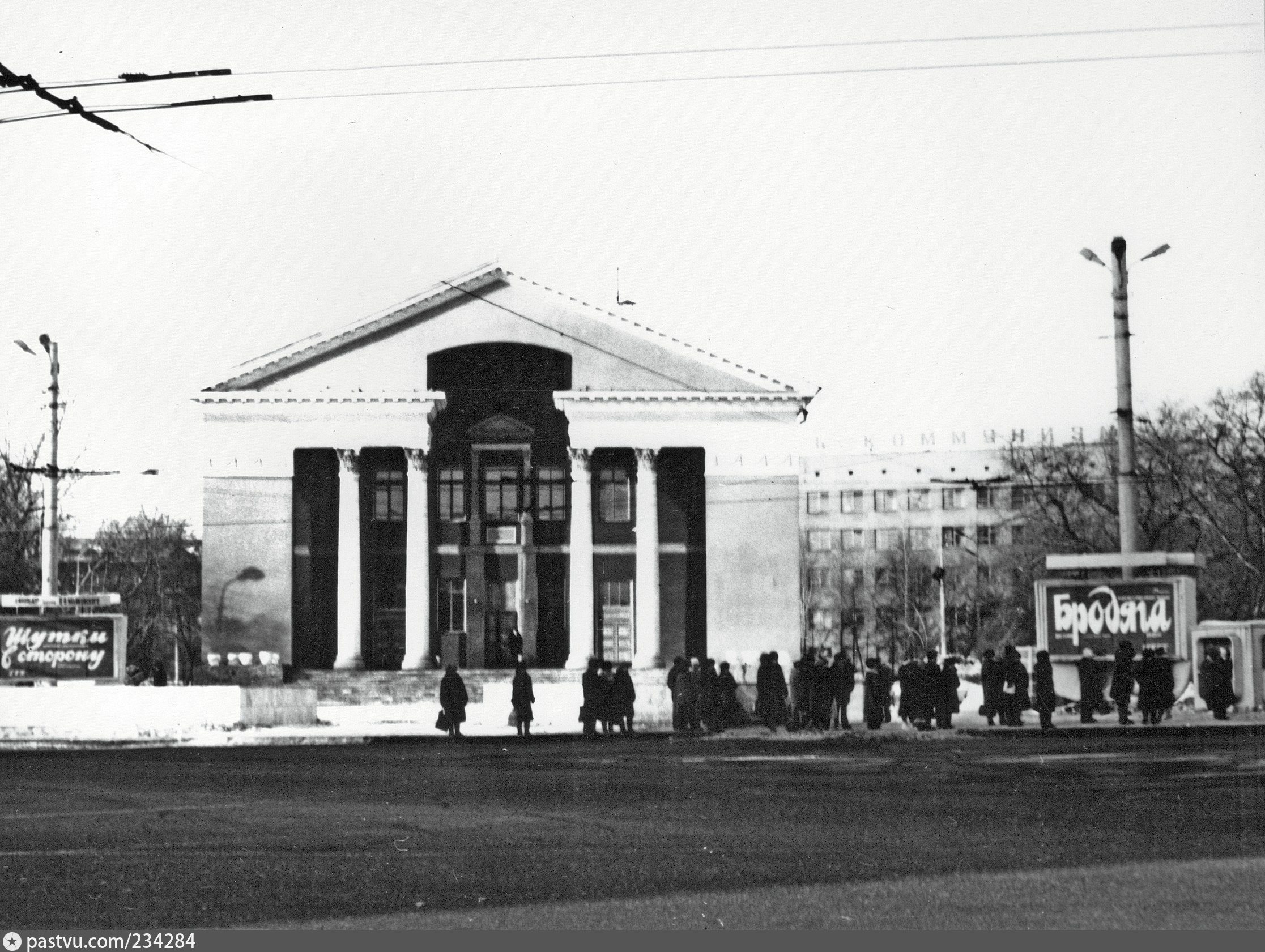 Маяковский омск кинотеатр. Омск 1987. Кинотеатр Маяковский Омск 60-е годы. Кинотеатр Маяковский Омск СССР. Омск 1987 год фото.