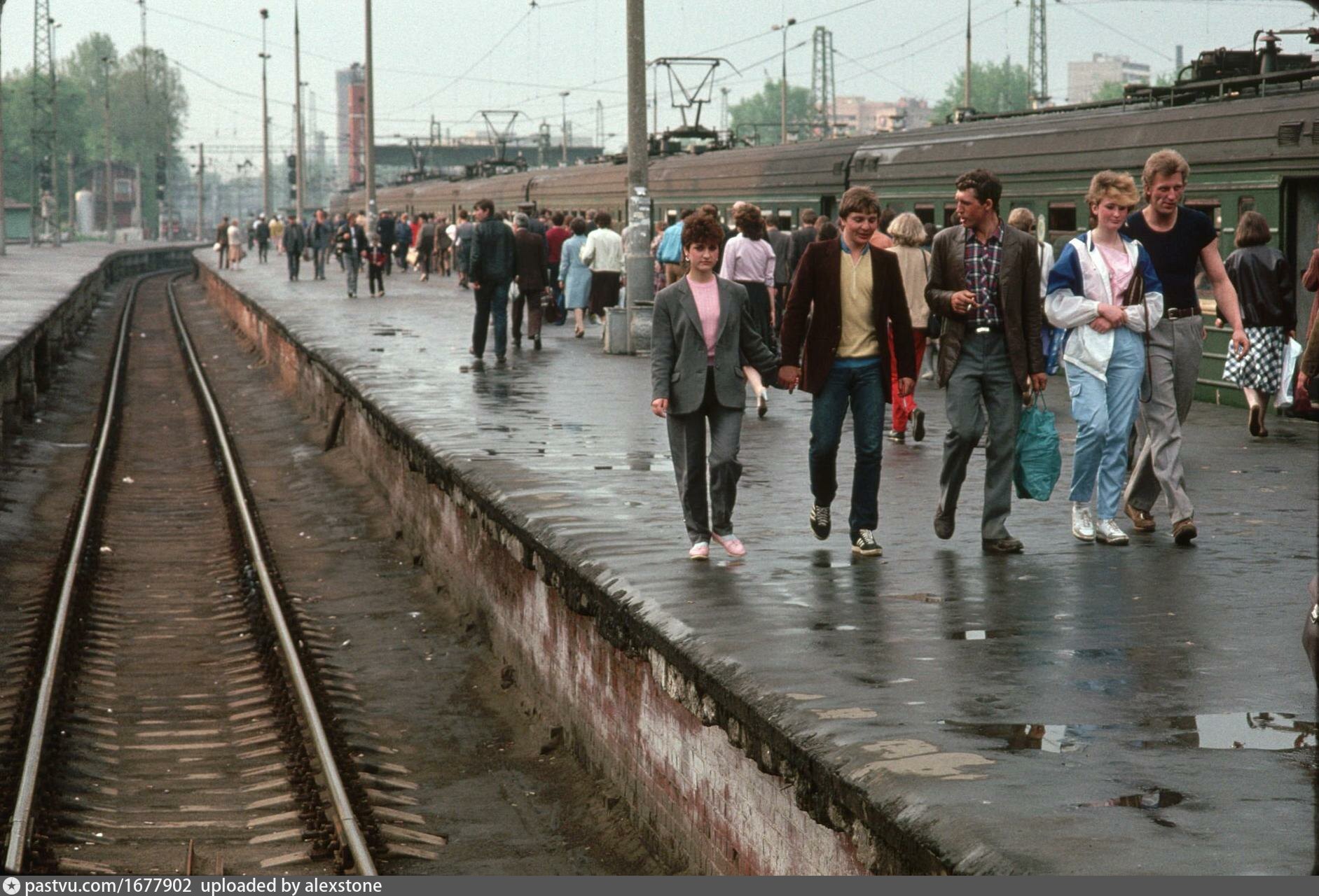 1987 год. Вокзал. Москва люди. Два человека на вокзале. Вокзалы Москвы.