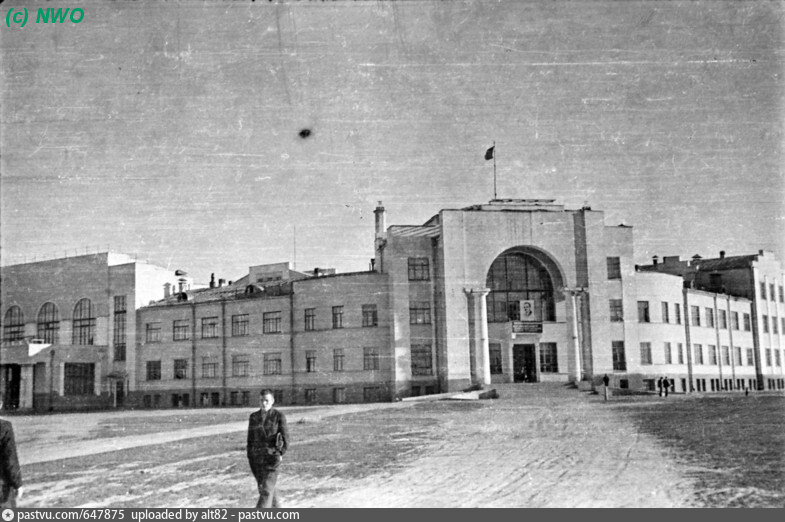 Дк красное сормово нижний. Дворец культуры Сормово. Разрушенная школа 88 Сормово. Дворец культуры красное Сормово. ДК красное Сормово Нижний Новгород история.