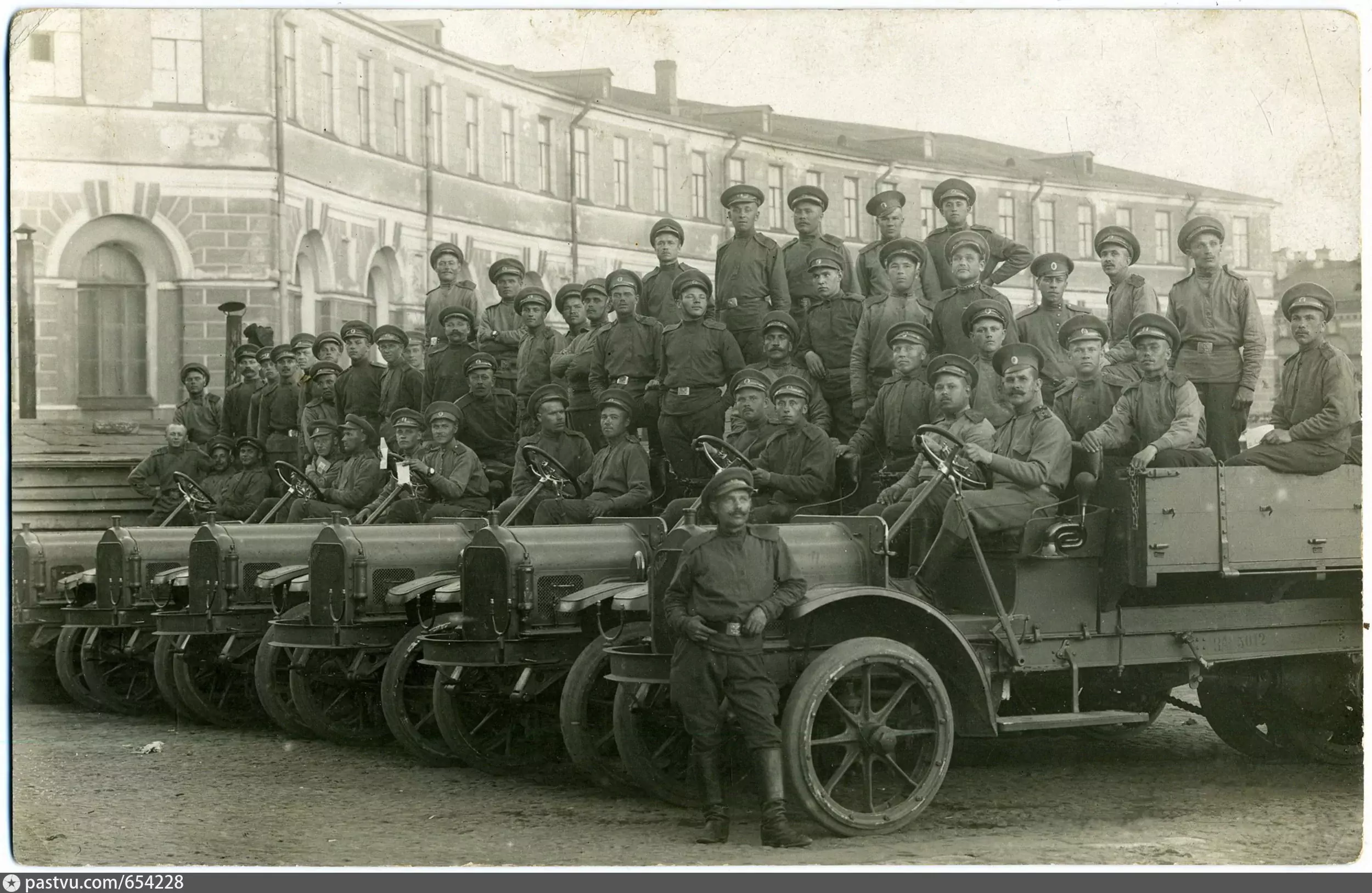 Рота исторический. Фиат 1916. Автомобильные войска Российской империи. Renault санитарный 1916. Руссо-Балт 1916.