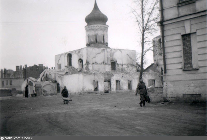 Оккупация пскова. Псков 1941. Разрушенный Псков Церковь 1941. Псков 1941 год. Псков в годы оккупации 1941 1944.