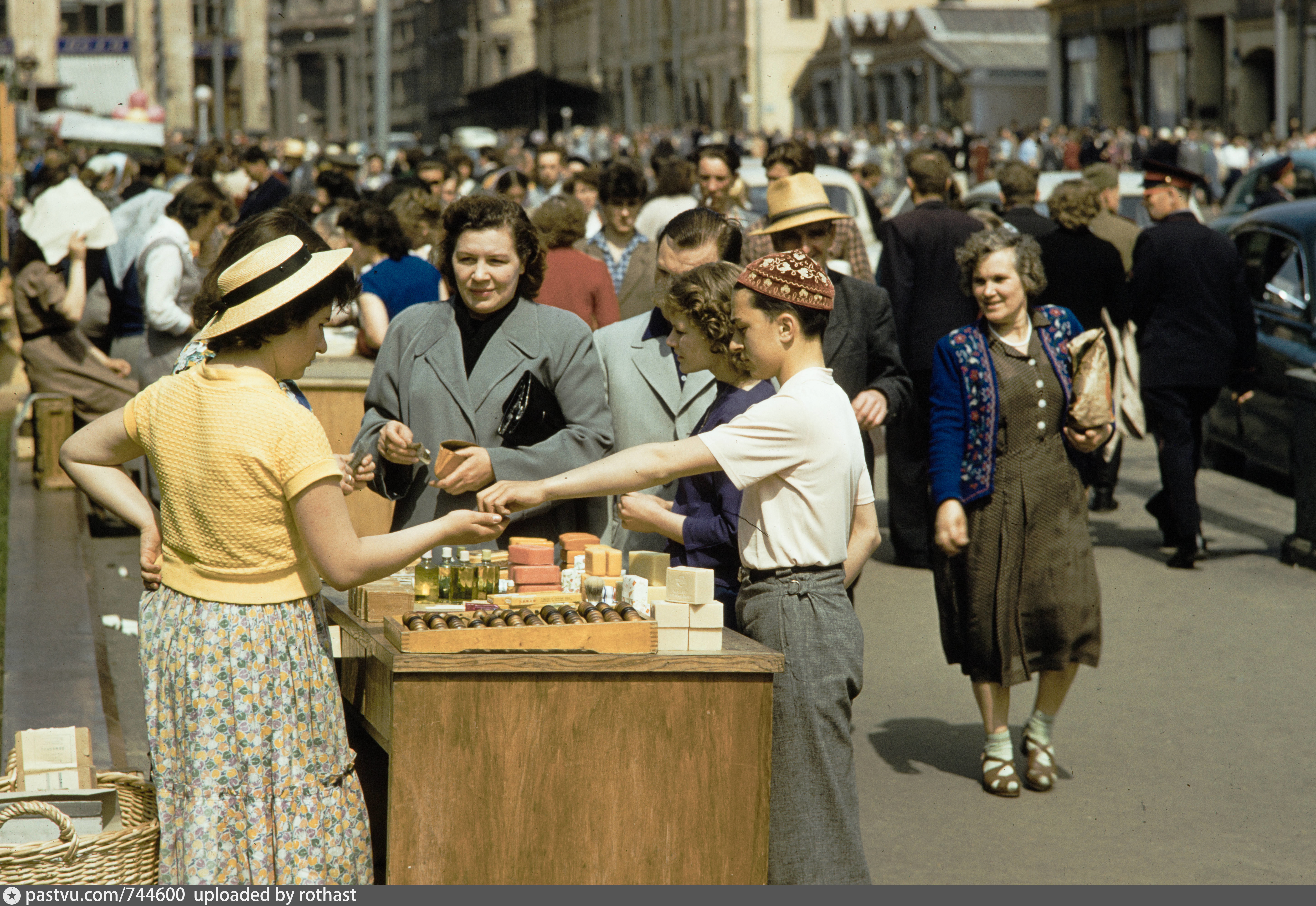 Время советского союза. Харрисон Форман в Москве 1959 года. Фотографии Харрисона Формана 1959 год. Москва ГУМ 1950 Харрисон Форман. Москва 1959 Форман ГУМ.