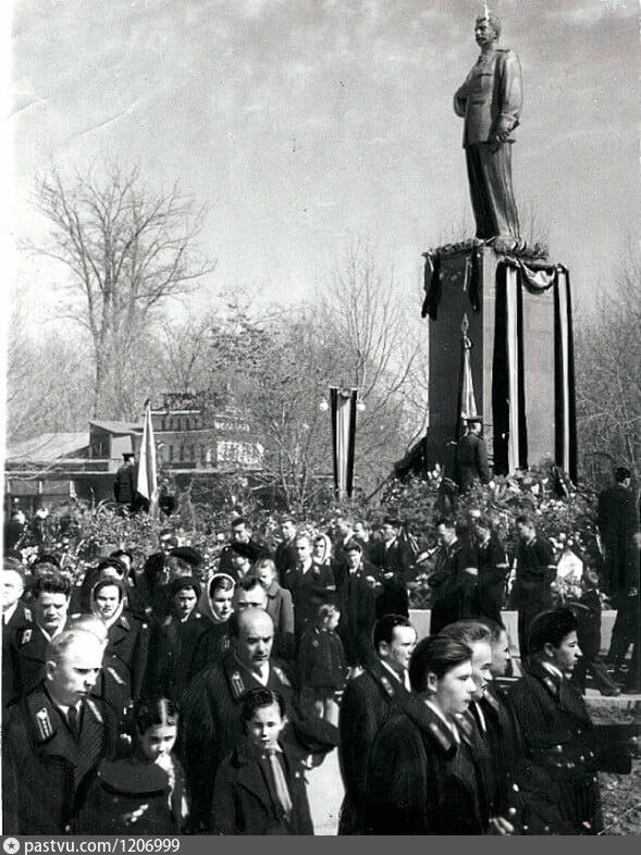 1953 год. Pastvu Сухум памятник Сталину. Сталин фото 1953. Сквер Сталина в Орле. Памятник Сталину в Ташкенте.