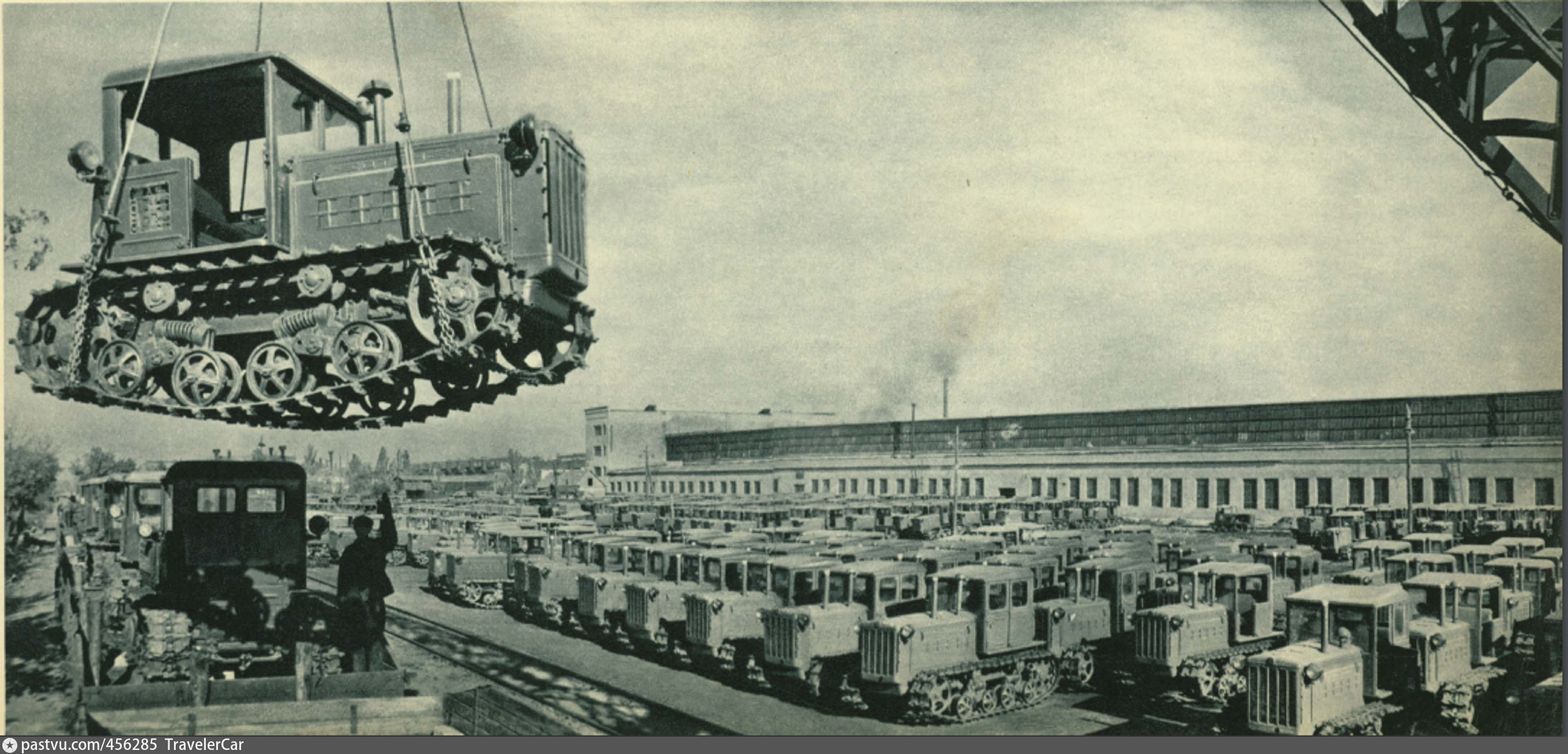 Уралвагонзавод первая пятилетка. Тракторный завод в Сталинграде 1930. Сталинградский тракторный завод 1942 г. Сталинградский тракторный завод в годы войны. СТЗ завод Сталинград.