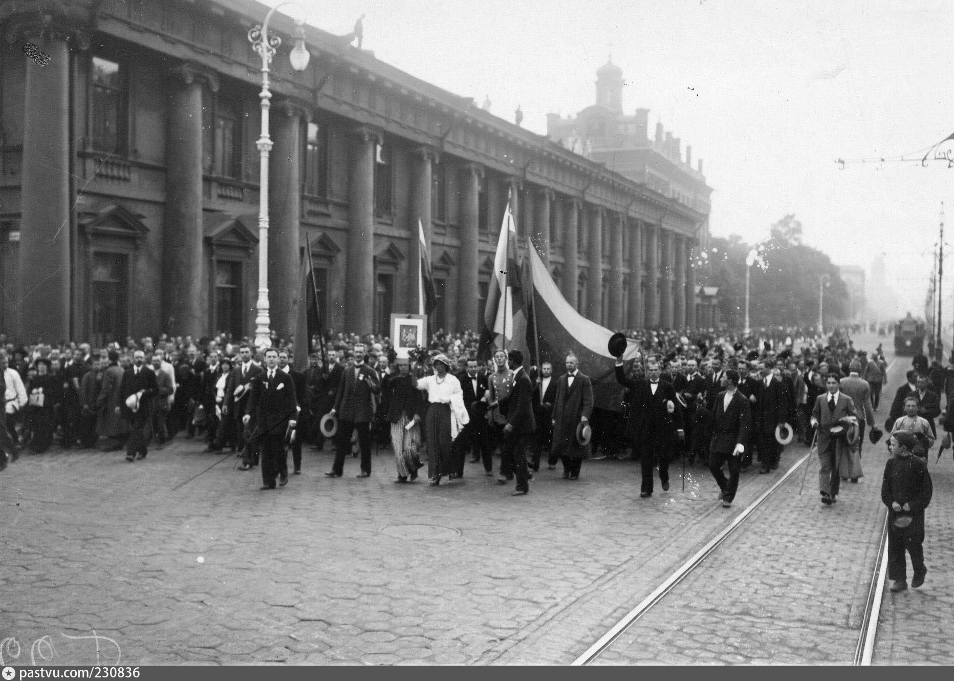 Патриотический подъем народа. Дворцовая площадь объявление войны 1914. Манифестация на Дворцовой площади 1914.