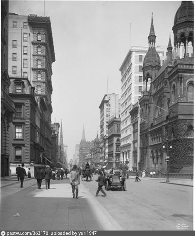 43rd Street and 5th Avenue. View looking north.