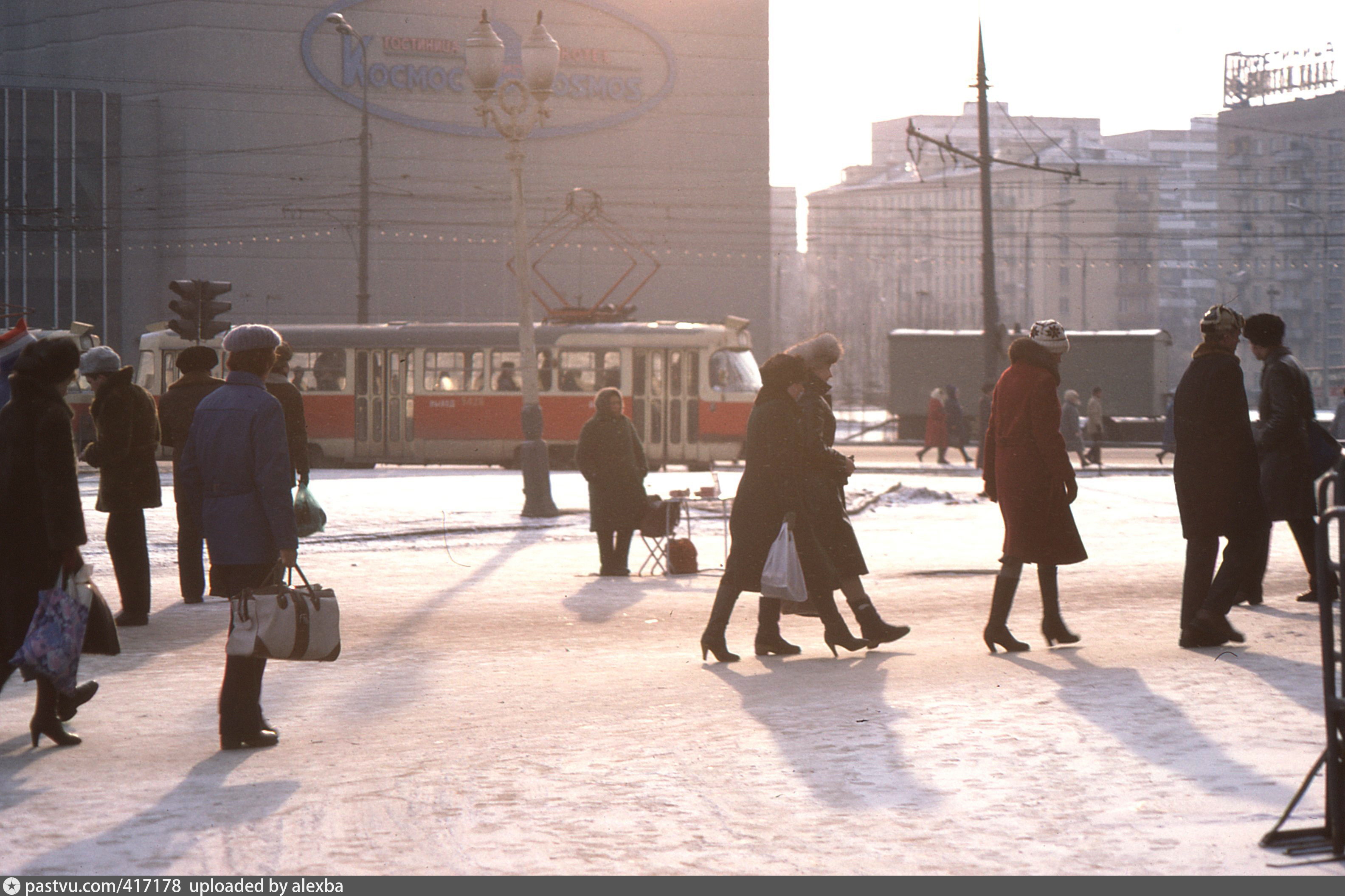 У станции метро «ВДНХ»