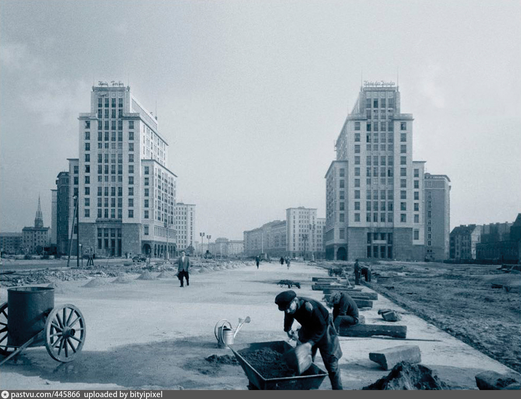 Гдр в строительстве. Восточный Берлин 1960. ГДР архитектура Восточный Берлин. ГДР 1960 Берлин. Восточный Берлин в 1960 годы.