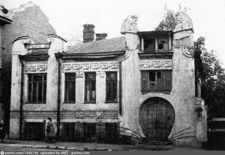 В 1918 году, после прихода советской власти, здание национализировали. До 1967 в «Шахматном доме» находились жилые помещения. Потом сюда переехал городской департамент культуры, который размещался в особняке до 2009 года.