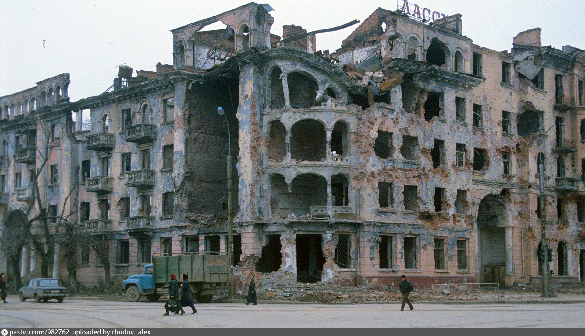 Разрушенный грозный. Город Грозный после войны. Площадь минутка Грозный 1995. Разрушенный Грозный 1995.