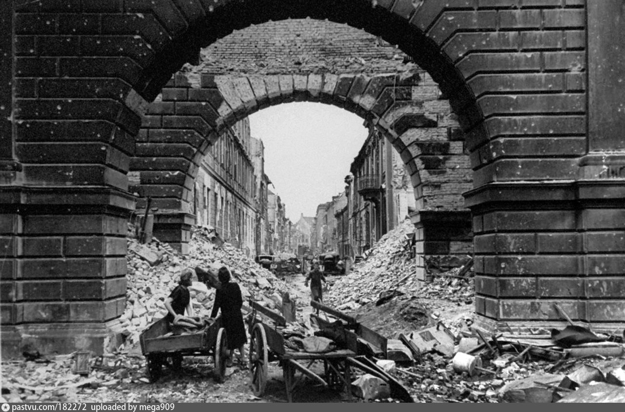 Немецкие города после войны. Руины Берлина 1945. Руины Германии 1945. Разрушенный Берлин 1945. Берлин в руинах 1945.