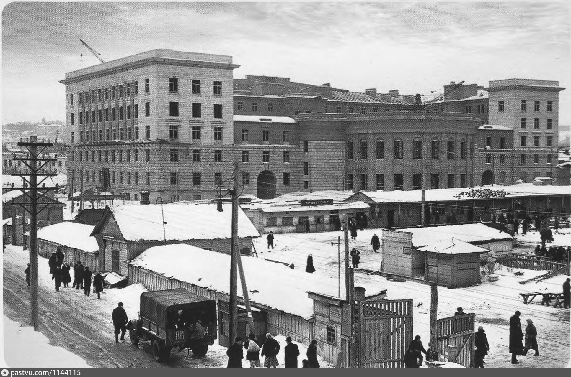 Построен раньше. Второй дом советов (фото 1940-х и 2000-х гг.) Екатеринбург. Омск дом советов 1928 фото.