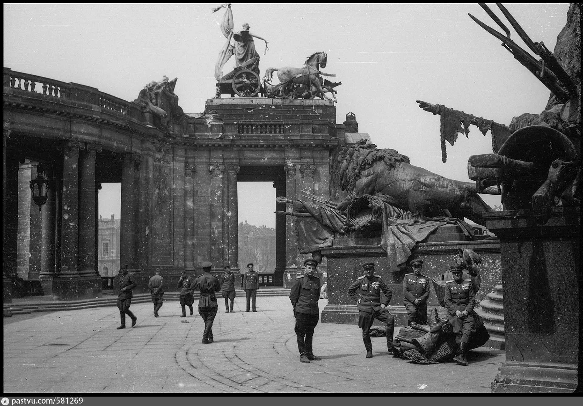 Берлин 5 мая какой год. Берлин, май 1945. Монумент Победы в Берлине 1945.