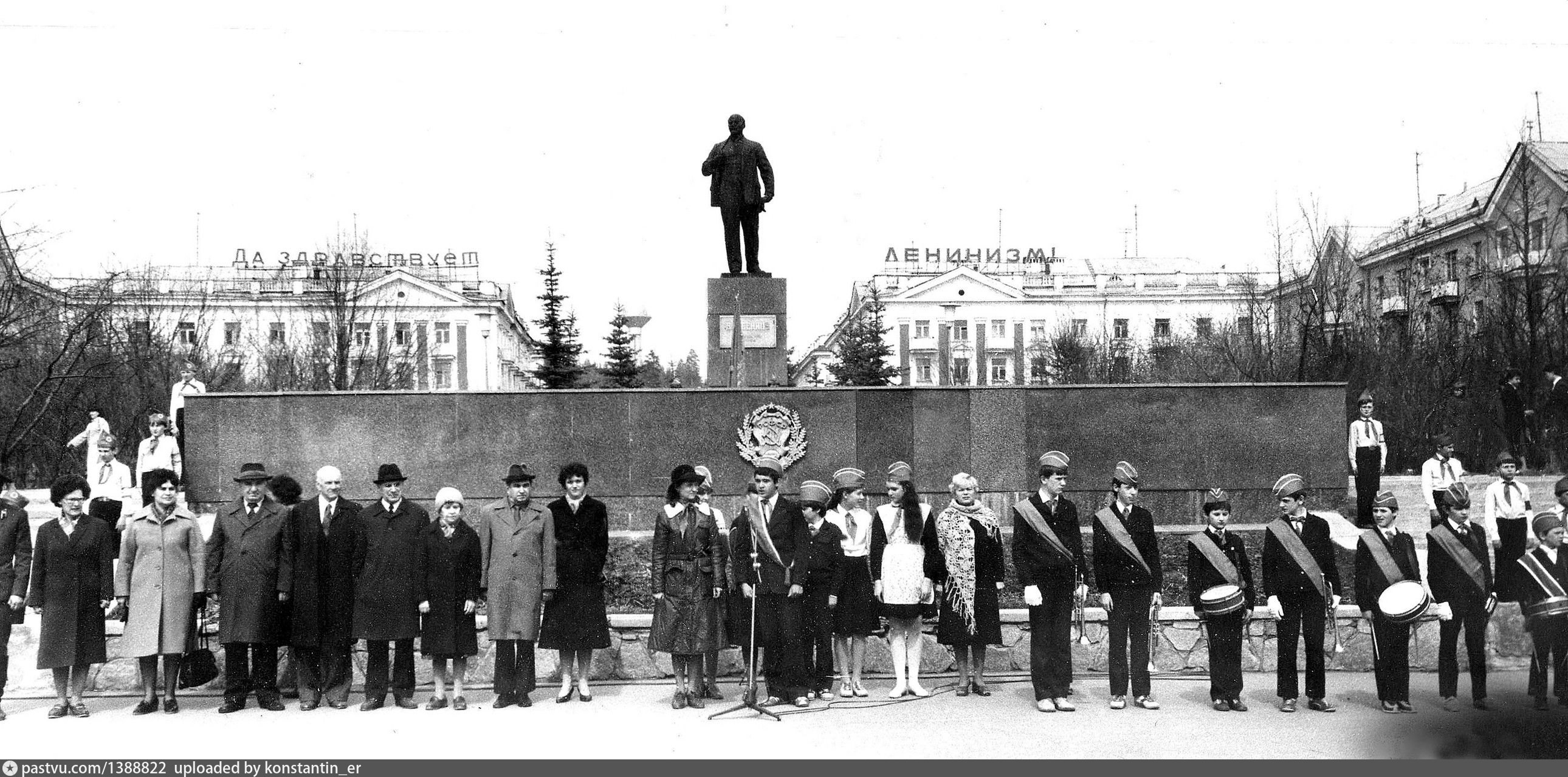 Прием ленина. Посвящение в пионеры Ташкент 1978 г на площади Ленина. Прием в пионеры 1972. Прием в пионеры Челябинск 19 .05 .2022 г видео. Керчь памятник Ленину фото прием в пионеры.