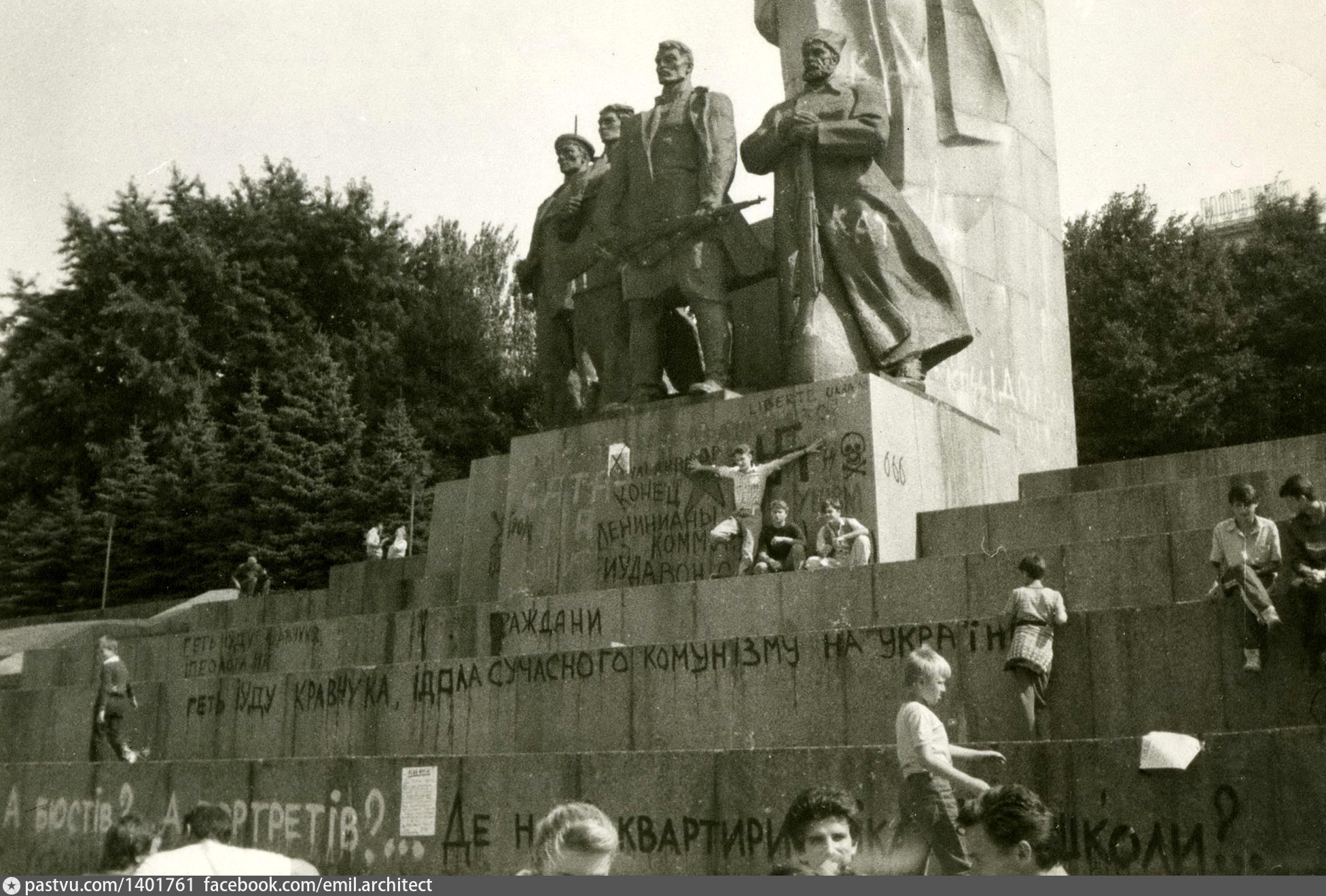 Монумент Октябрьской революции в Киеве