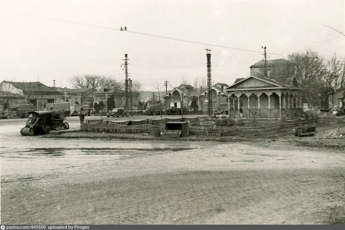 Старый симферополь. Железнодорожный вокзал Симферополь 1960. Довоенный вокзал Симферополя. ЖД вокзал старый Симферополь. Привокзальная площадь Симферополя 19 век.