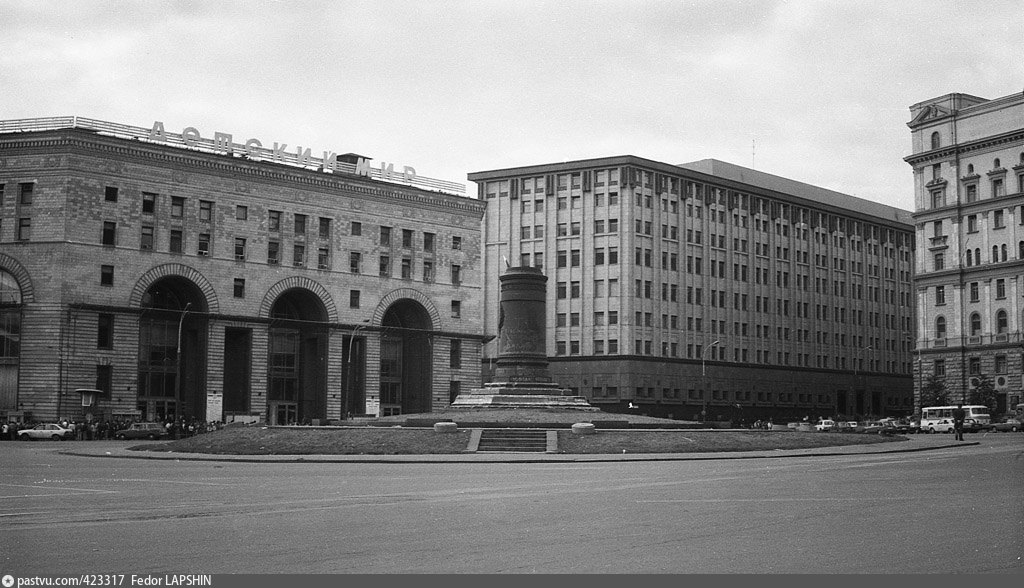 Что было до кгб. Лубянка КГБ. Памятник Дзержинскому на Лубянке. Здание КГБ на Лубянке. Здание КГБ СССР на Лубянке.