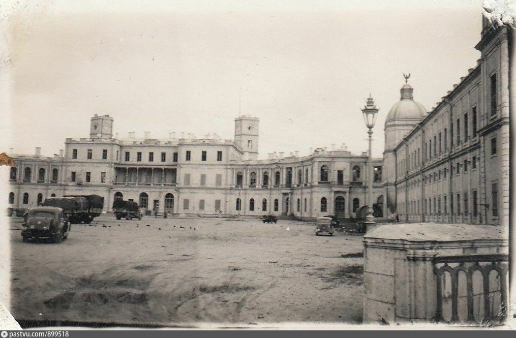 Красногвардейск. Гатчинский дворец 1941. Аэродром Красногвардейск Ленинградская. Гатчина в 30-е годы. Ул Петропавловская Красногвардейск.