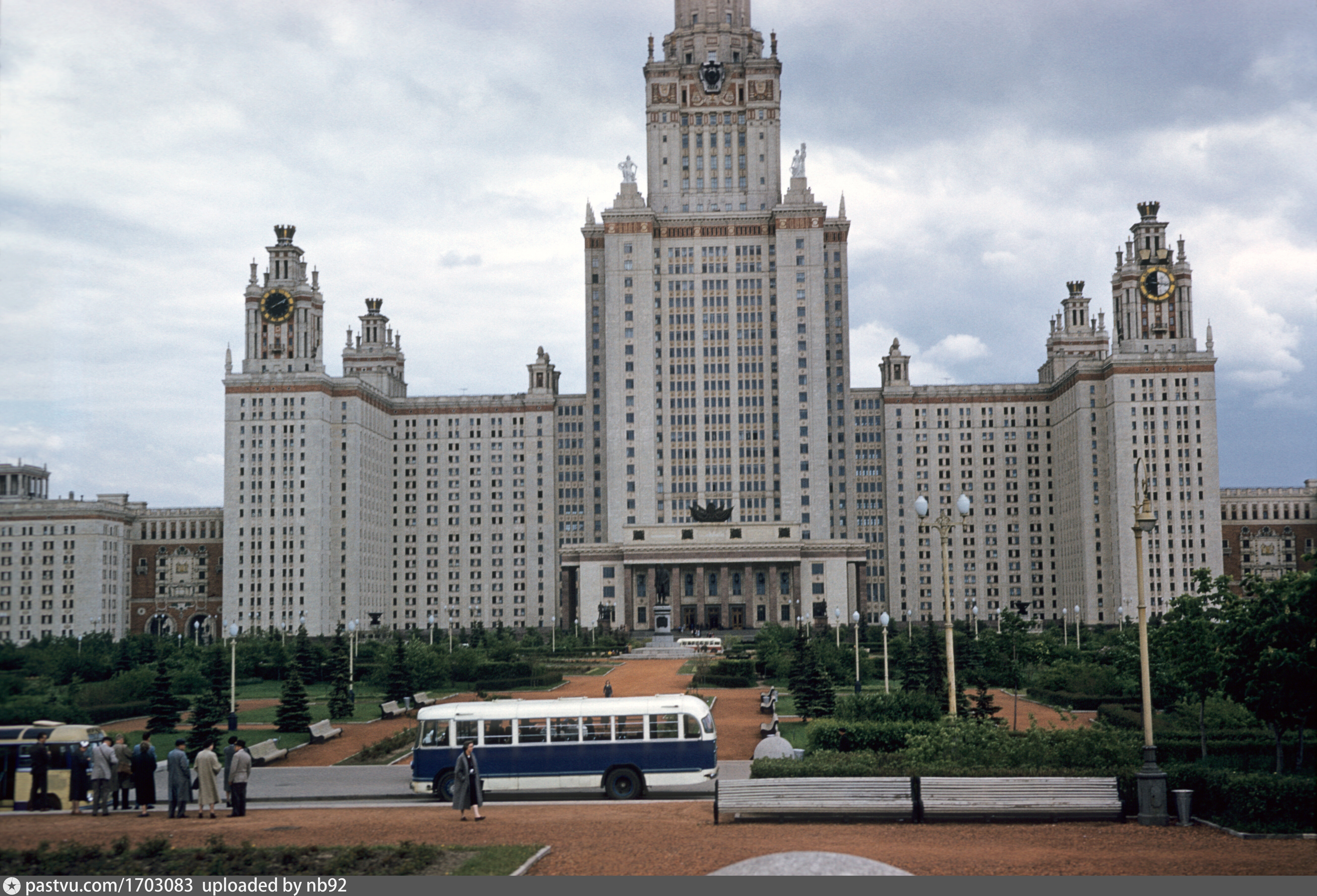 Строители мгу. Сталинские высотки МГУ. Москва 1950 МГУ. Главное здание МГУ 1953. Сталинские высотки МГУ 1950.