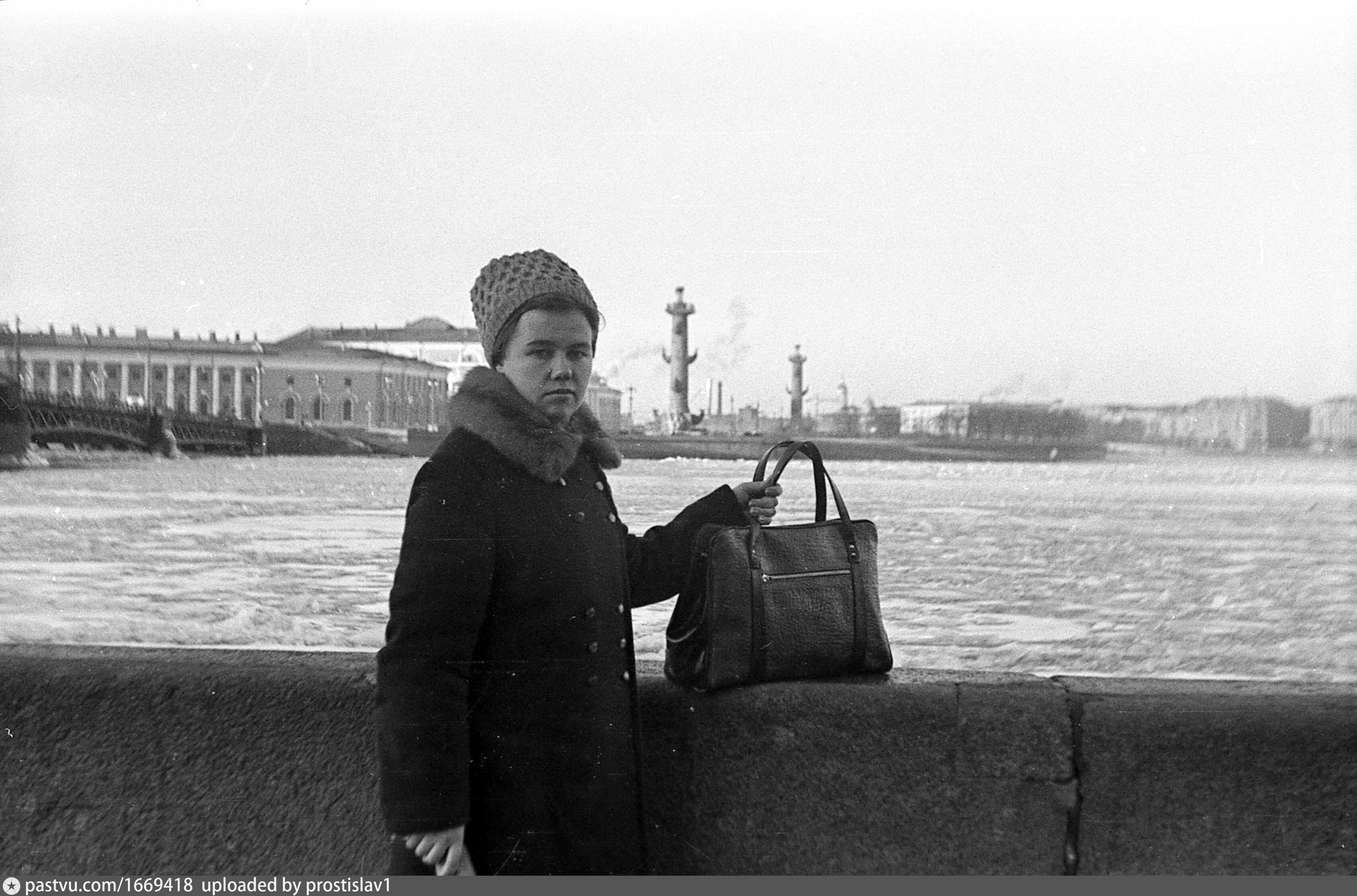 На дворцовой набережной На дворцовой набережной