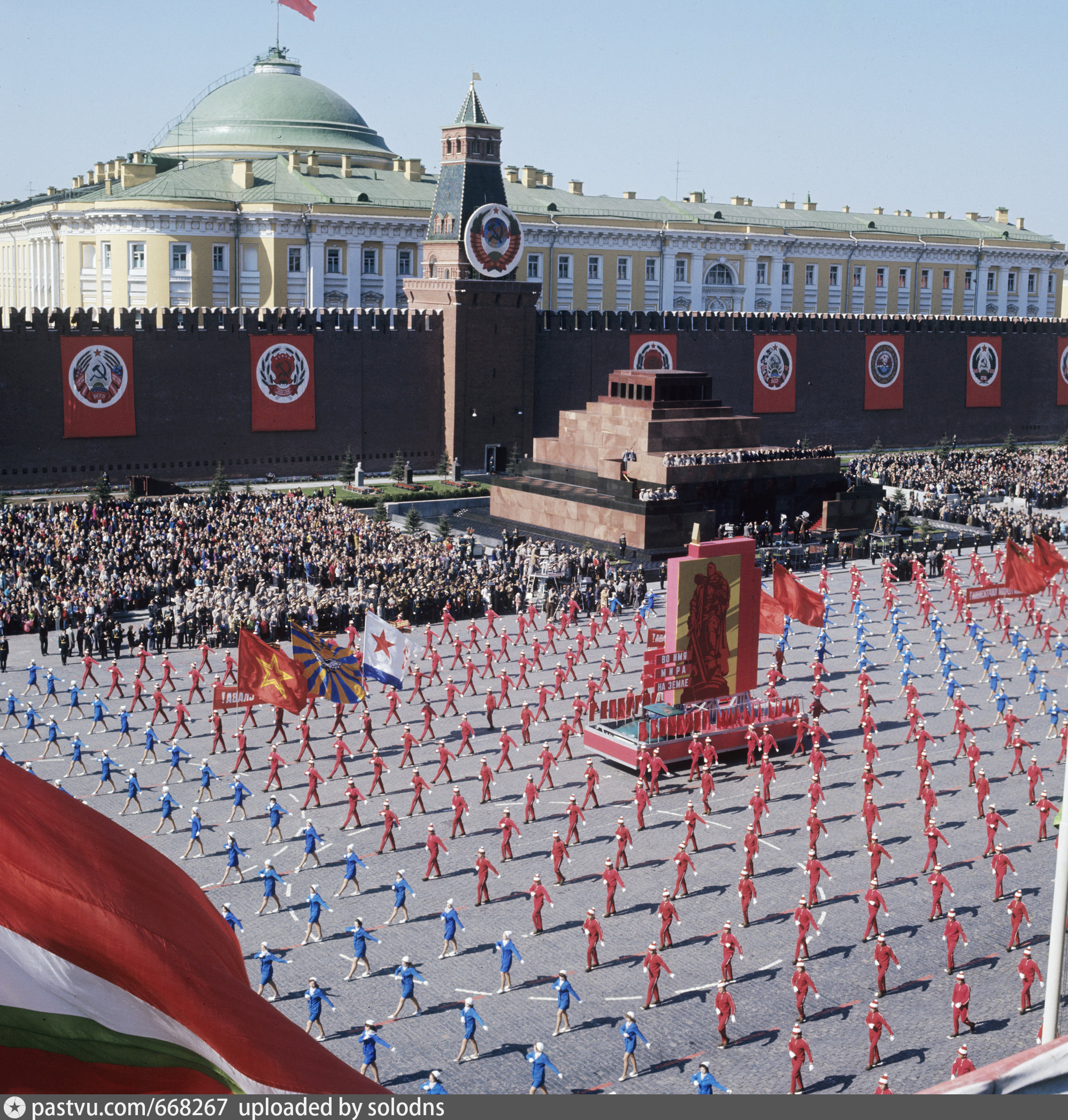 1 мая парад на красной. Парад физкультурников на красной площади. 1 Мая красная площадь. Парад физкультурников на красной 1 мая. Парад физкультурников в СССР на 1 мая.