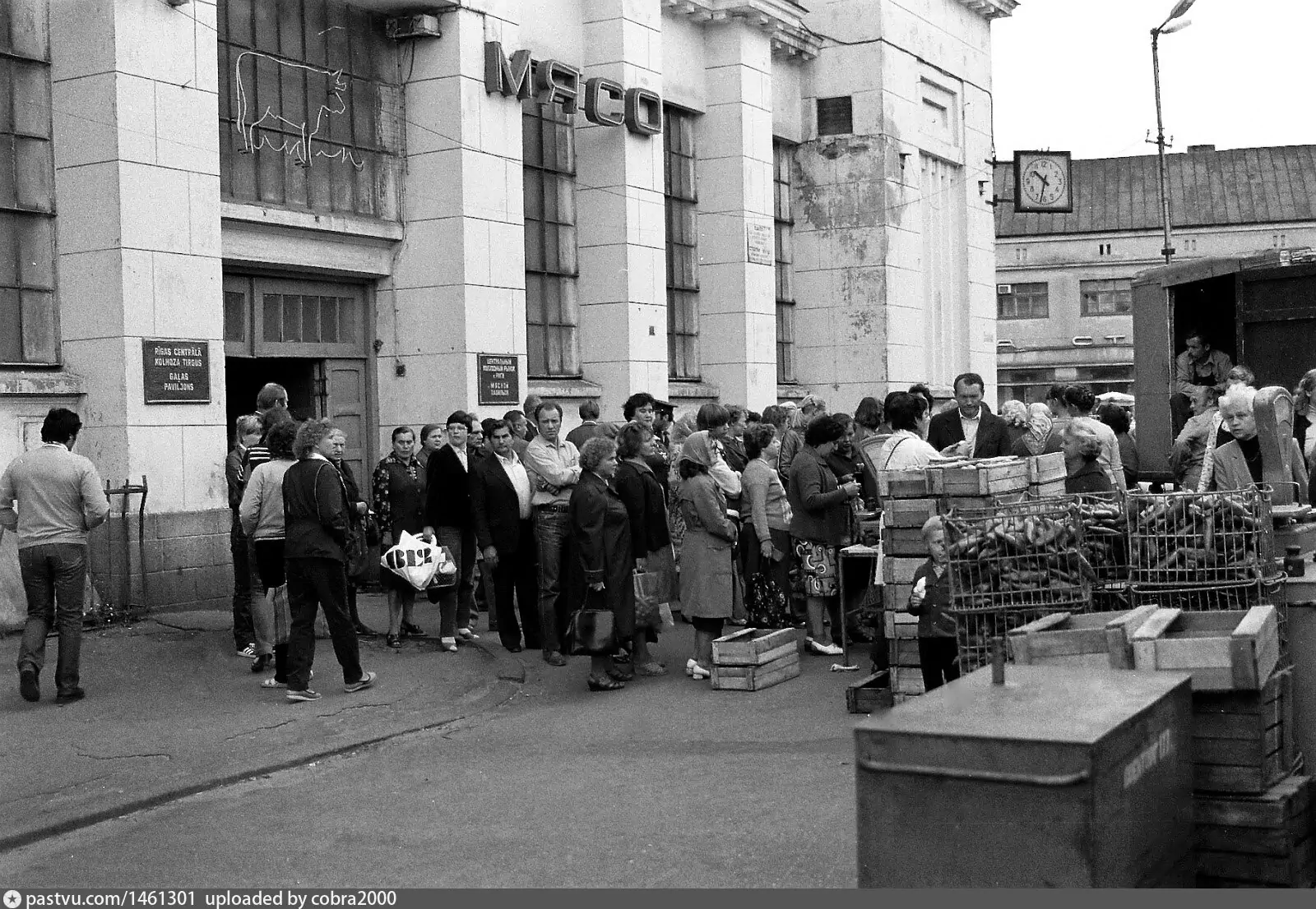 Универсам группировка 80 годов. Рижский Центральный рынок 1980. Рижский рынок в 90-е. Рига в 60-е годы. Рига 70 годы.