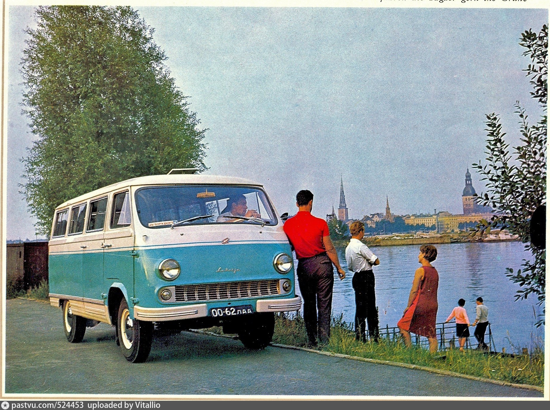 Советская идет машина. РАФ-977 микроавтобус. Микроавтобус РАФ 1968. РАФ машина 977. Советские автомобили РАФ 977.