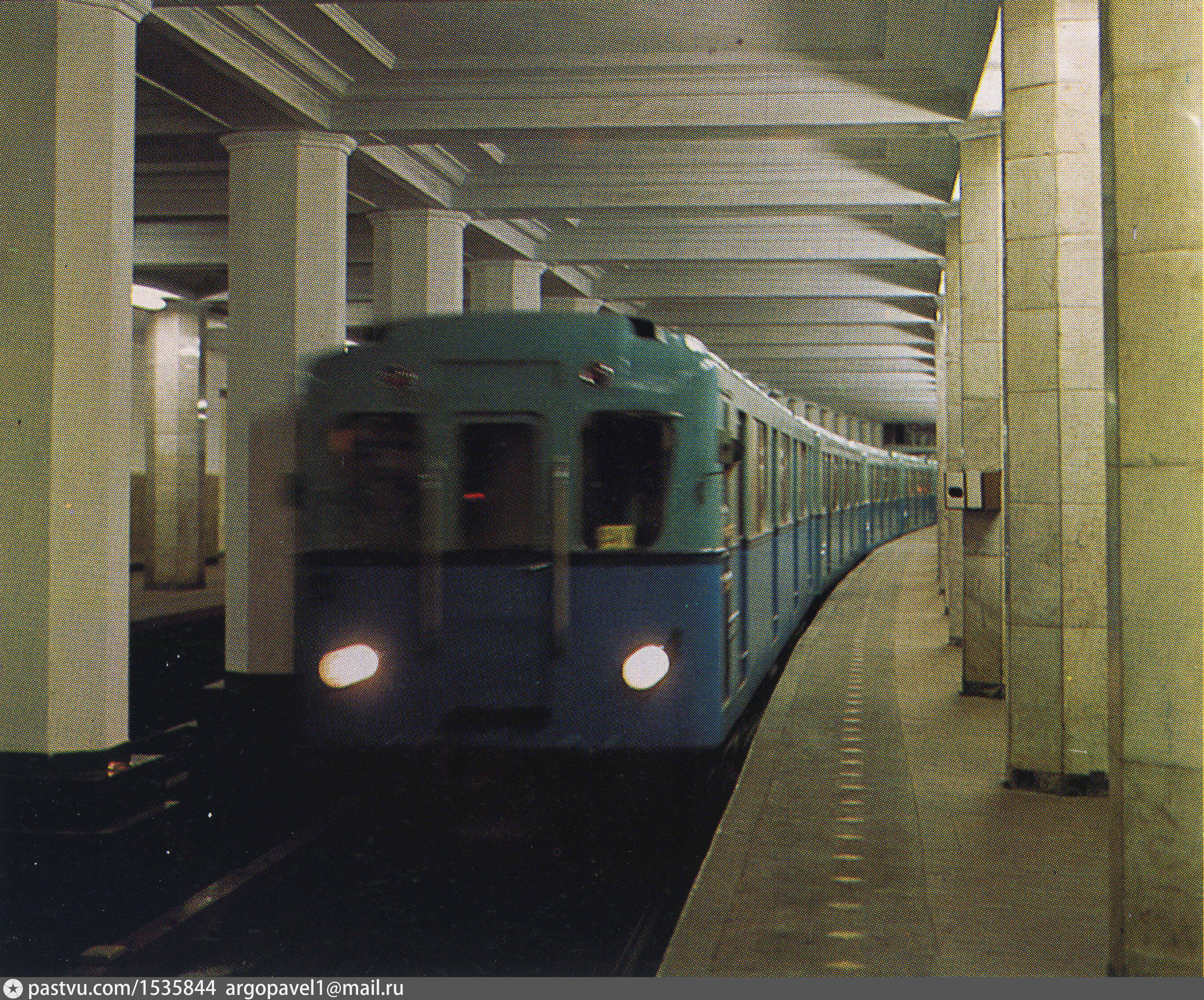 александровский сад станция метро