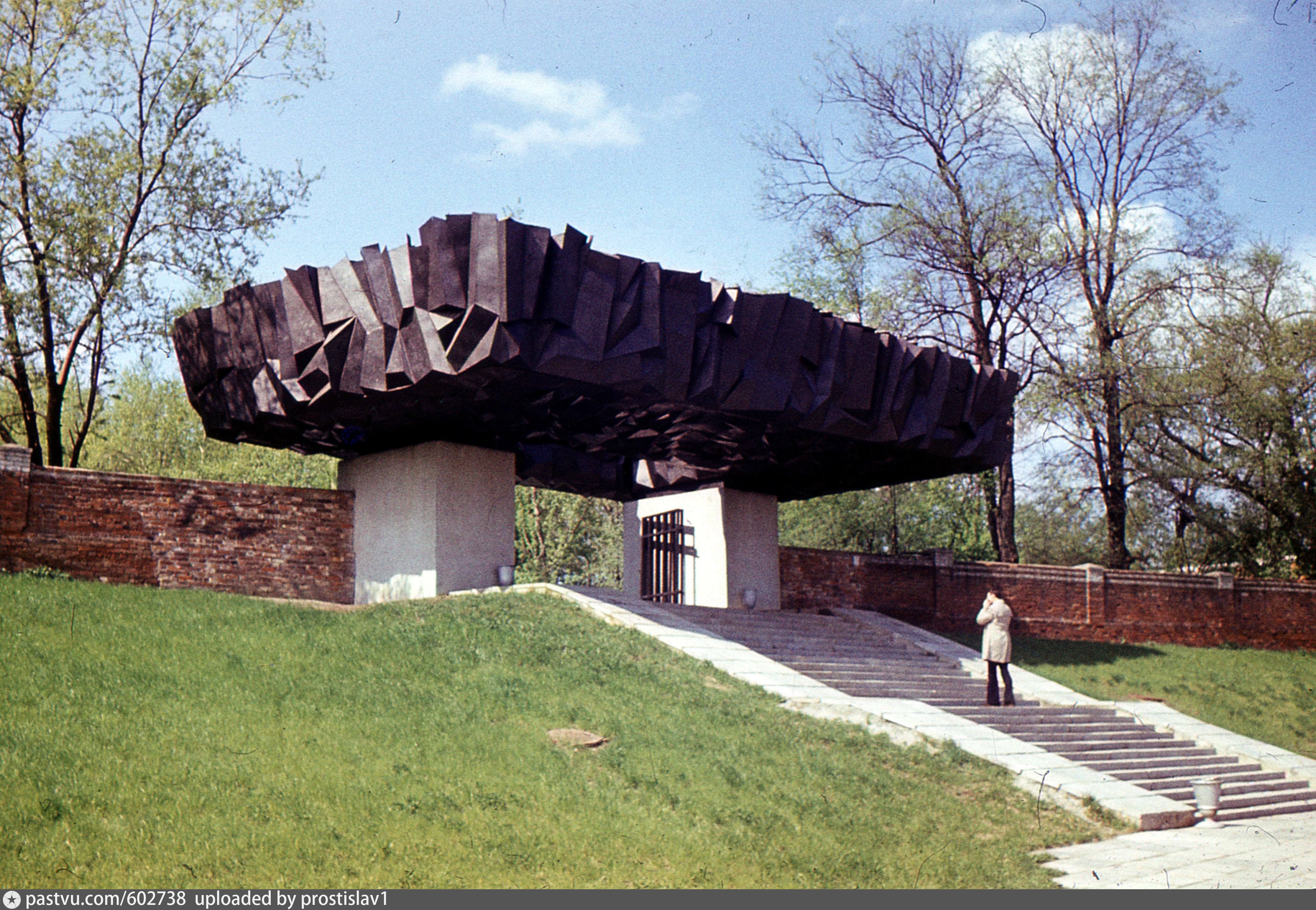 Воинский памятник. Памятник танкисту и танкостроителю Нижний Тагил. Мемориалы городов воинской славы. Мемориальный комплекс воинской славы Стрежевой. Шаймуратово мемориал воинской славы.