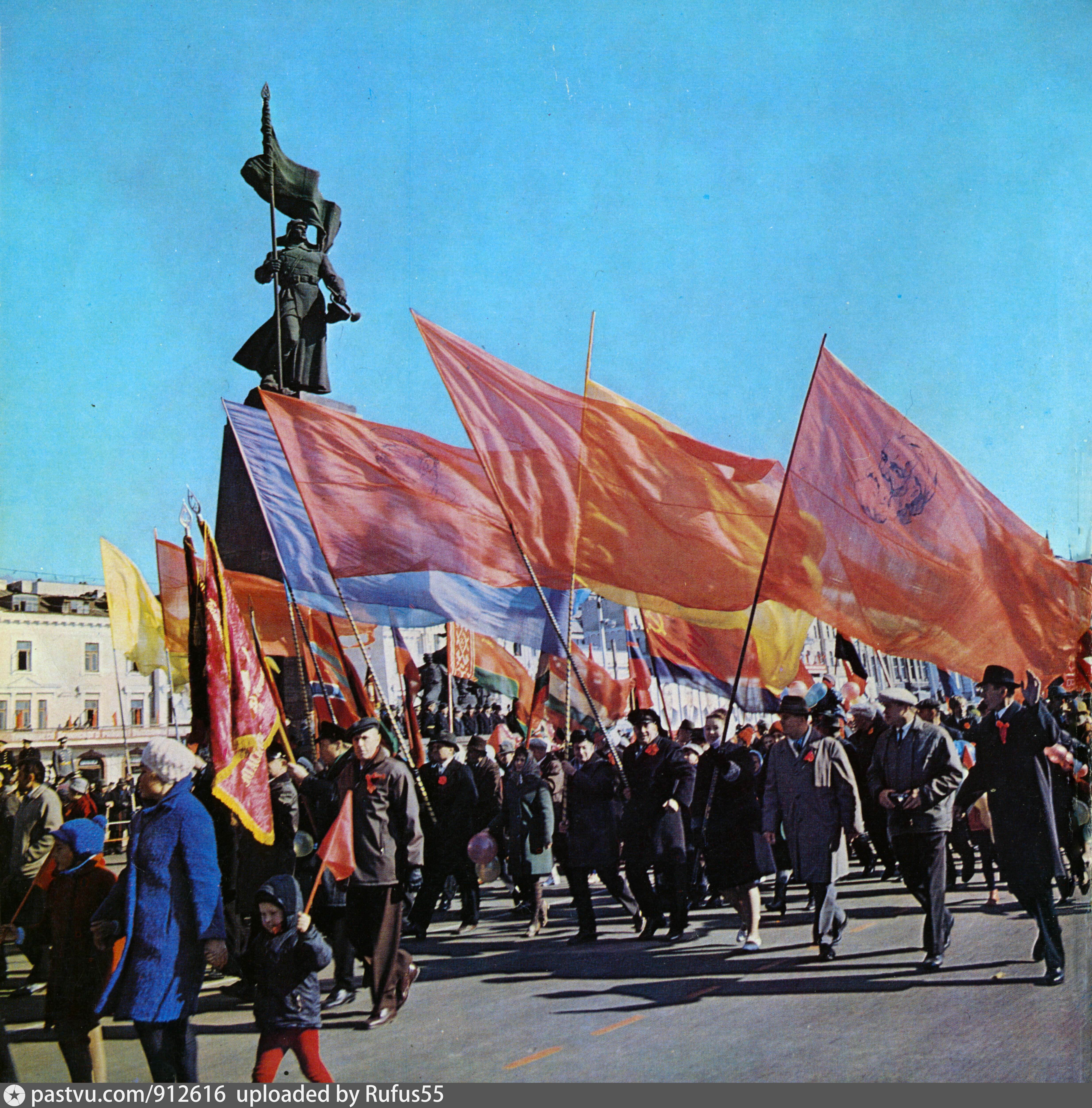 Ноябрь ссср. Владивосток 80е. Советская демонстрация. Демонстрация 7 ноября. Демонстрация 7 ноября в СССР на красной площади.