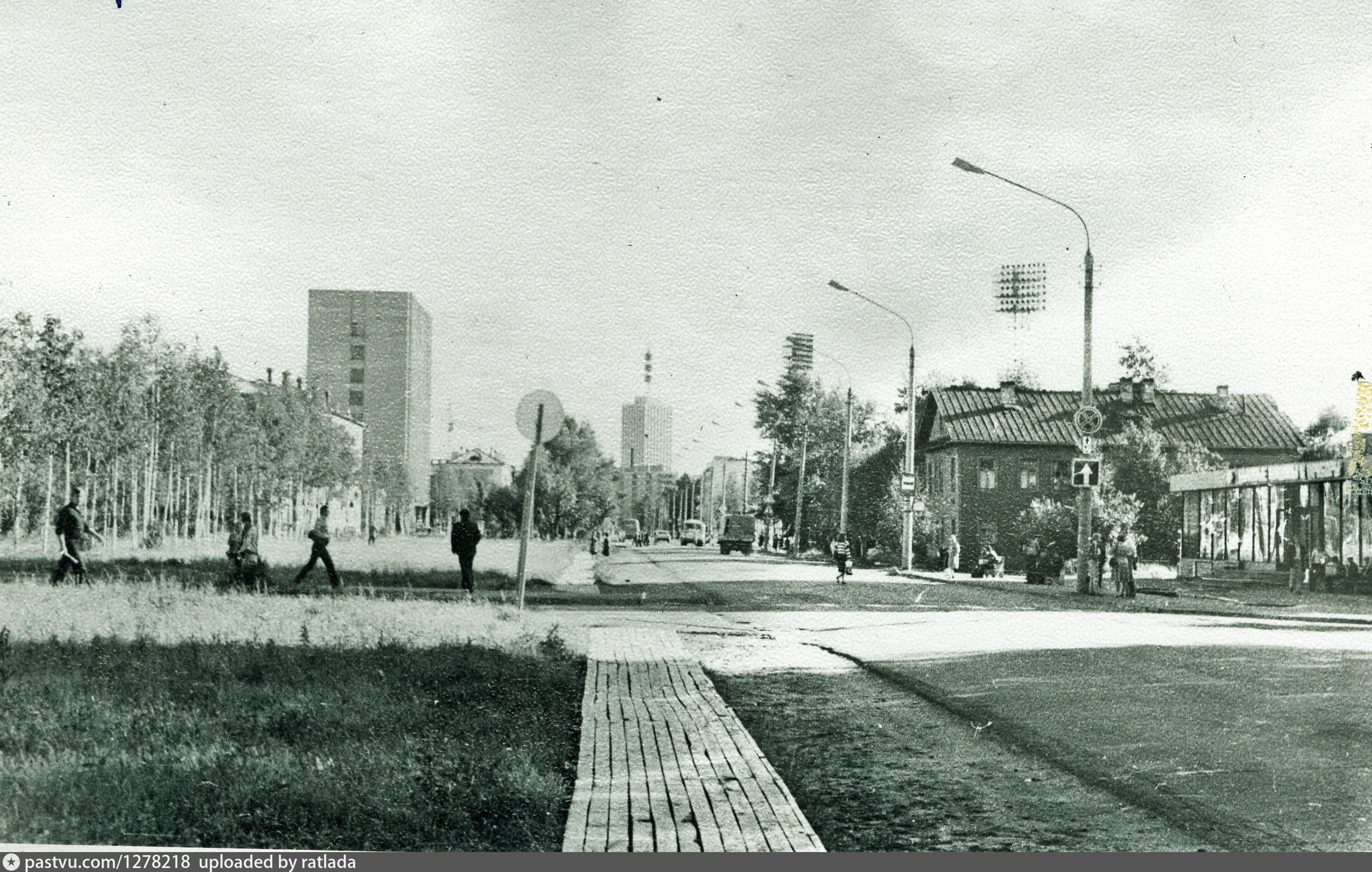 Вторая половина 1980. Ломоносова Гайдара Архангельск. Ломоносовский проспект фото 1980. Проспект Ломоносова в Архангельске. Проспект Ломоносова в Саратове.. Архангельск улица Гайдара 2022.