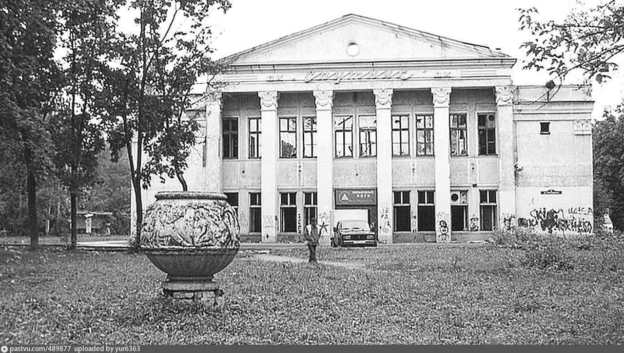 Дк балашиха. Спутник Балашиха. ДК Спутник. Старые здания в Балашихе. ДК Спутник Балашиха Балашиха.