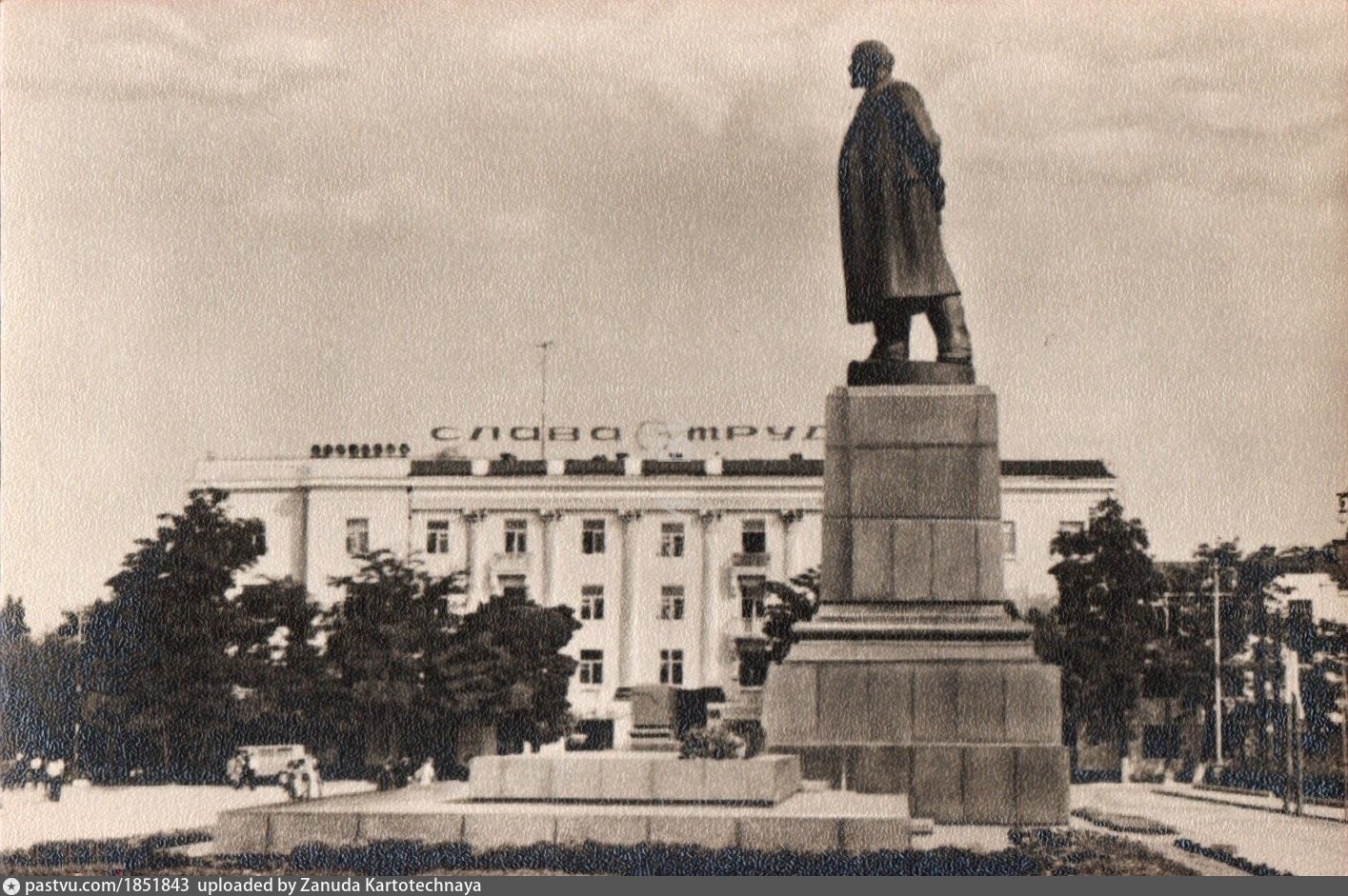 Ленина старая. Памятник Ленину в Махачкале. Махачкала площадь статуя Ленина. Ленин на площади Ленина Махачкала. Памятник Ленину в Дагестане.