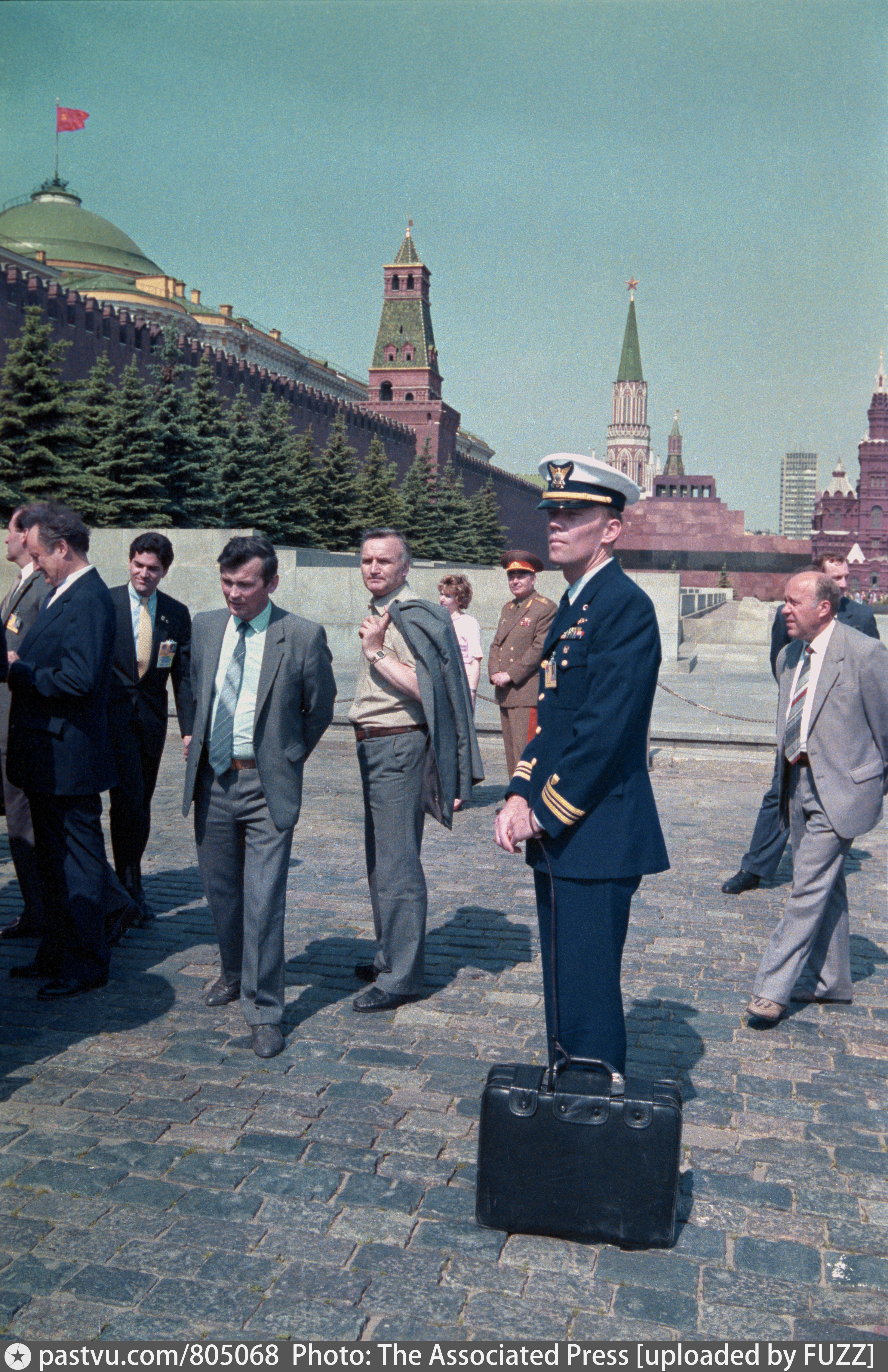 1988 год. Визит Рейгана в Москву 1988. Горбачев и Рейган Москва 1988. Рональд Рейган на красной площади. Горбачев и Рейган на красной площади.