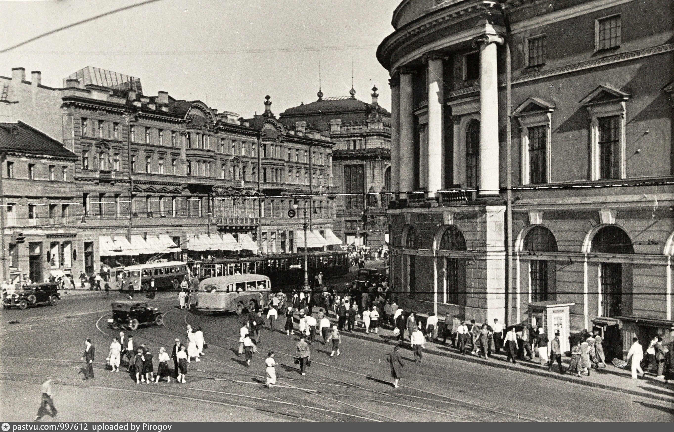 Проспект 25 октября в ленинграде. Невский проспект Ленинград 1940. Невский проспект Ленинград 1939. Невский проспект 1930 год.