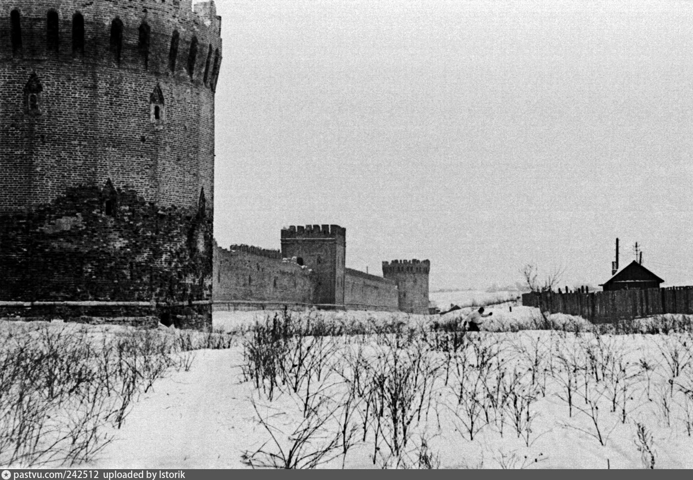 Годы постройки крепостей. Смоленская крепость 16 век. Смоленский Кремль крепость. Смоленская Крепостная стена 16 век. Крепость 16 века в Смоленске.