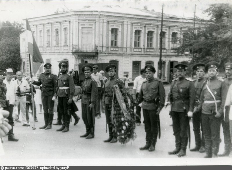 Экипаж новочеркасска. Казаки Новочеркасск 1918. Новочеркасск памятник казакам 1914. Донские казачки Новочеркасска 1930. Константин Казаков Новочеркасск.