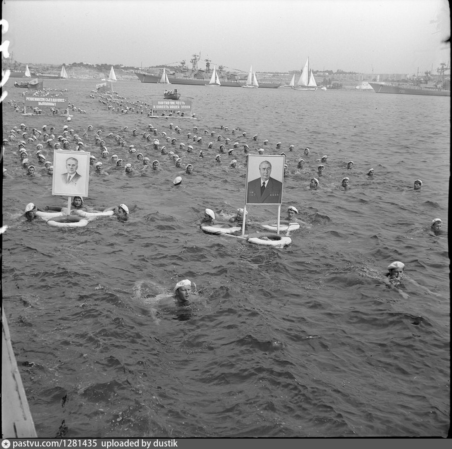 Мужчина россиянин. Заплыв в кронштадте 2024. 22 июня пловец от крепости орешек до кронштадта. Заплыв на бутылках. Кронштадт заплыв в открытой воде.