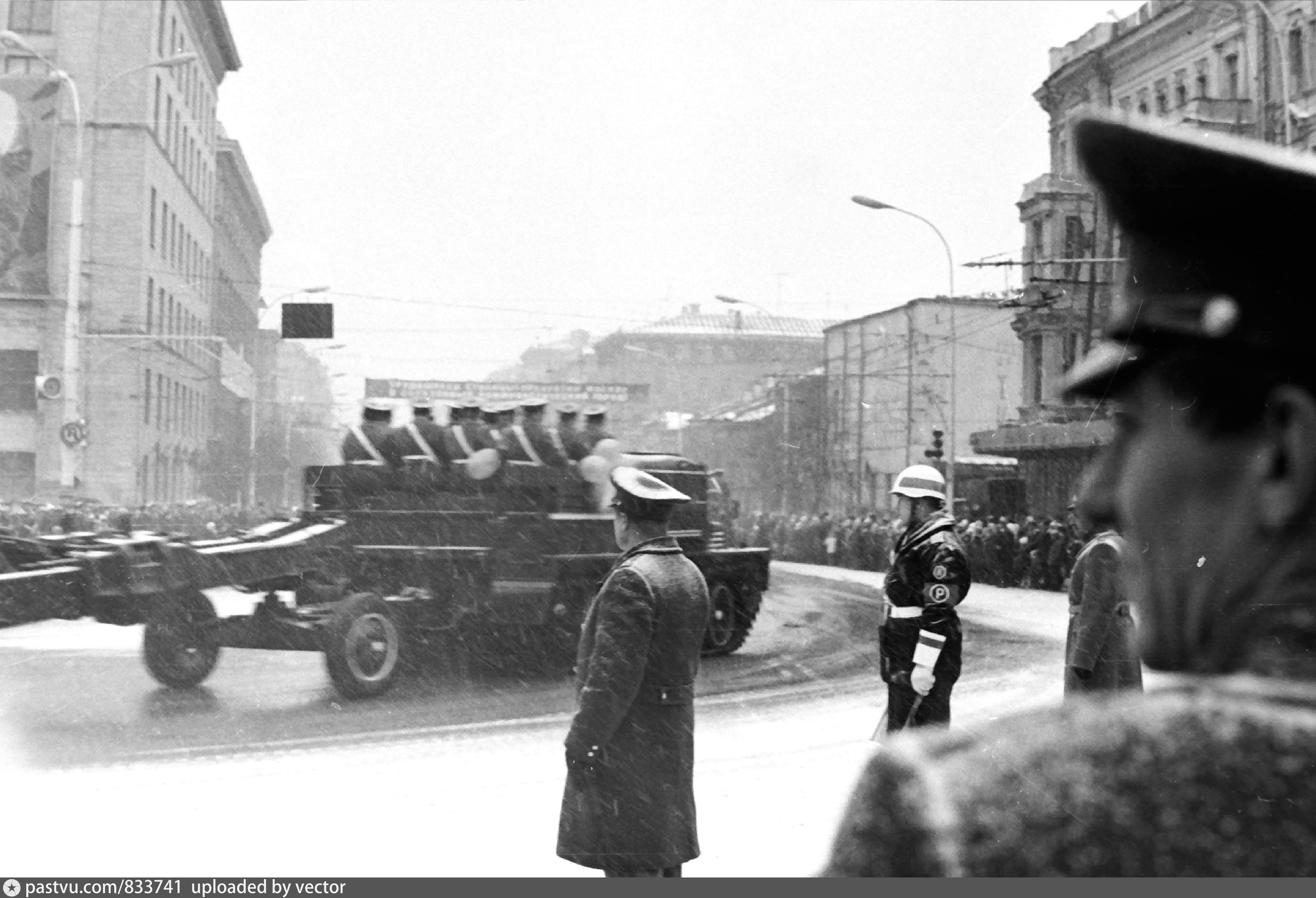 Улица 7 ноября. Парад на улице Горького 1941. Парад 7 ноября 1970 года в Москве. Парад 7 ноября 1960. Военный парад 1982 в Москве.