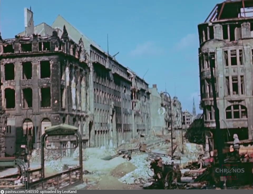 Разрушенный берлин. Развалины Берлина 1945. Разрушенный Берлин 1945. Разрушенный Берлин 1945 цветное. Берлин 1945 разрушенные здания.