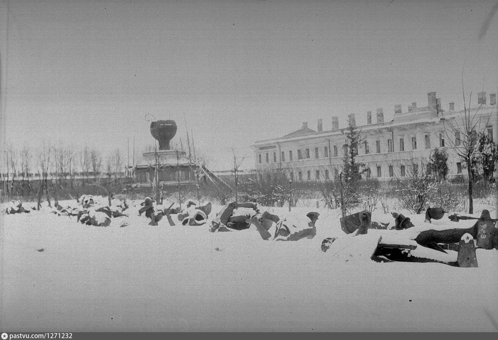 Оккупация новгорода. Великий Новгород 1944. Памятник тысячелетие России в Новгороде гитлеровцы. Памятник тысячелетию после освобождения Великого Новгорода. Памятник тысячелетие России Новгород 1944.