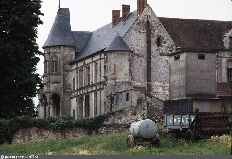 Château de Nantouillet. Rotonde de la chapelle et façade vues en